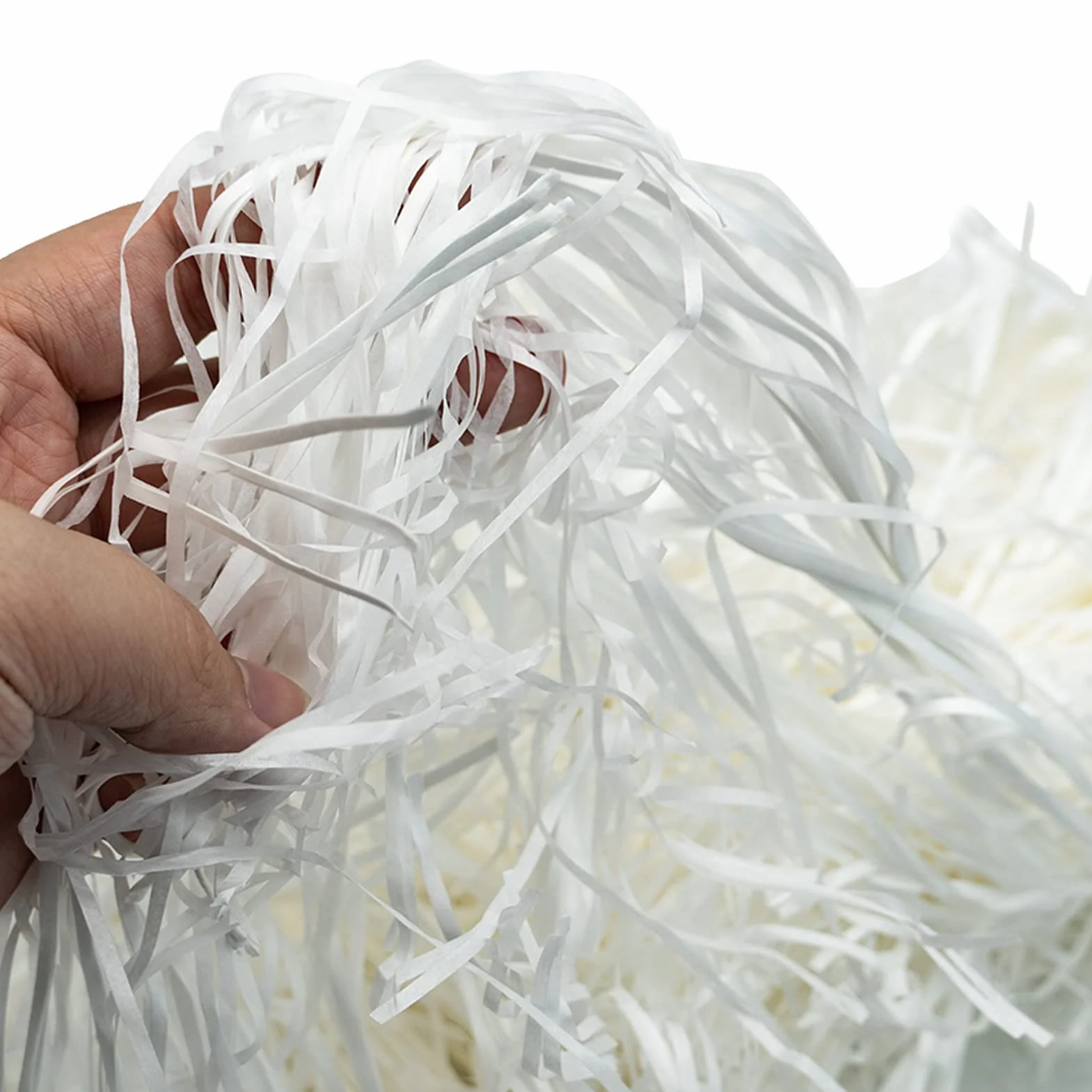 Raffia Hamper Shreds 100 g, rozdrobniony bibułka, wypełnienie prezentów, do majsterkowania, na imprezę, do napełniania i pakowania prezentów, do dekoracji pudełek prezentowych, kolor biały