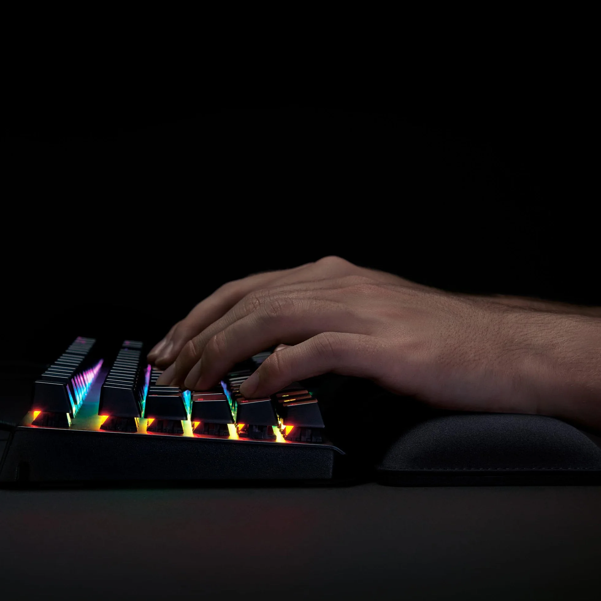 Razer Wrist Rest - Ergonomiczna podpórka pod nadgarstki do klawiatur gamingowych w pełnym rozmiarze (wyściółka z pianki z pamięcią kształtu, pokryta miękką skórą syntetyczną) Czarny