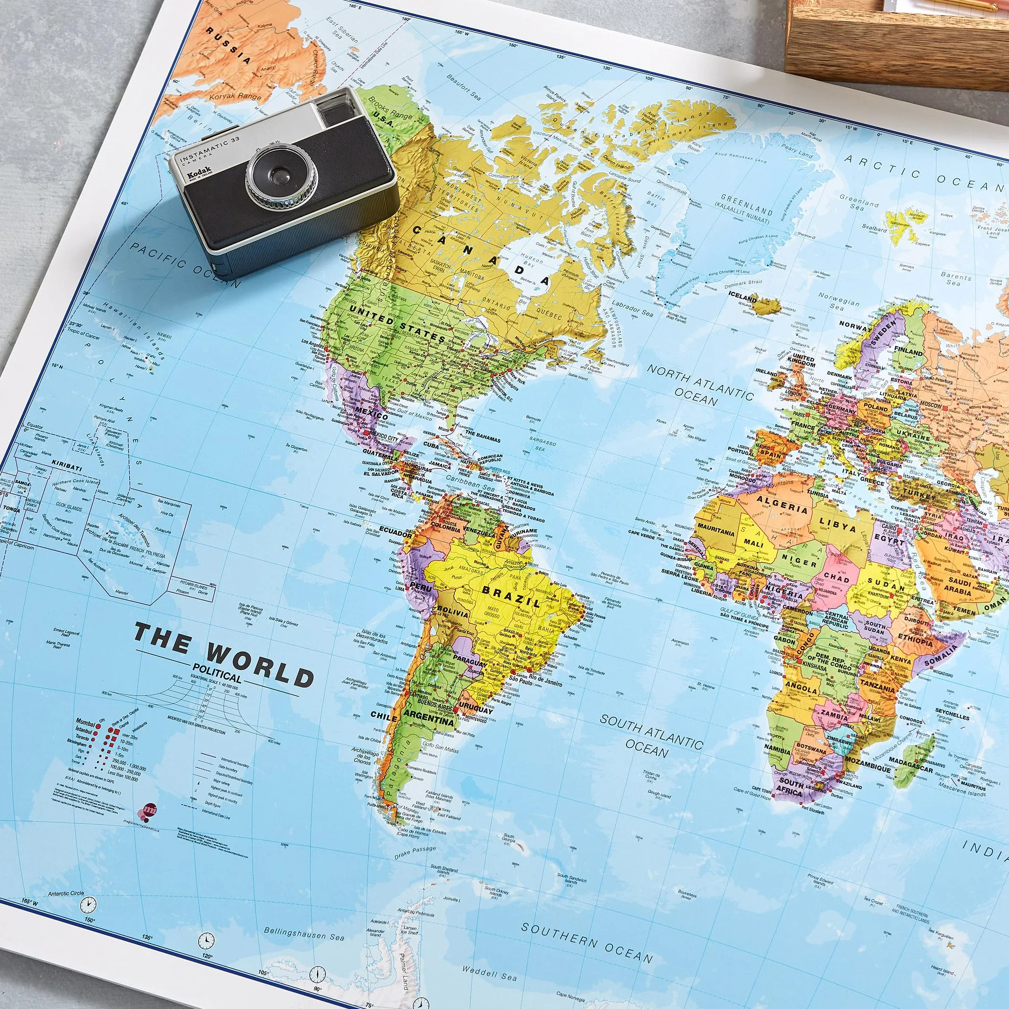Mapa świata – Mapy świata – Polityczna z laminowaniem przedniej warstwy – 59,4 x 42 cm – Szczegółowa kartografia zaktualizowana na 2025 – Maps International