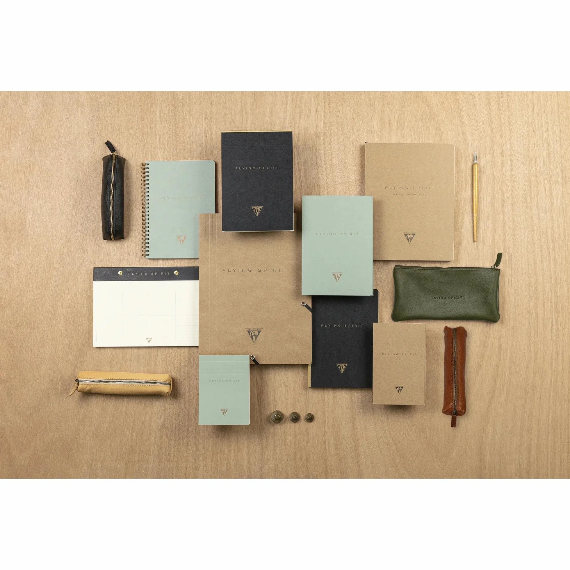 Clairefontaine 106506C – Notes zszywany Flying Spirit – 11x17 cm – 96 stron w linie – Papier kremowy 90g – Okładka z czerwonej karty Maya – 5 wzorów na odwrocie – Wysyłka losowa