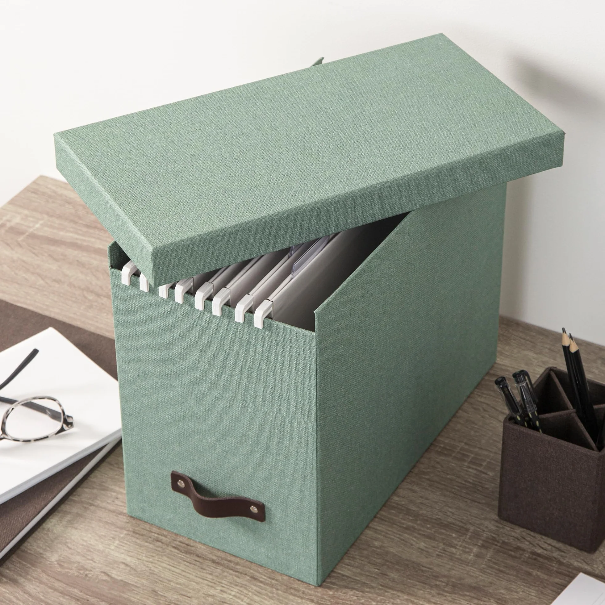 Bigso Box of Sweden JOHAN Pudełko z pokrywką – stylowe pudełko archiwalne z 8 zawieszanymi skoroszytami – pudełko na teczki wiszące z płyty pilśniowej i papieru o stylowym wyglądzie lnu, miętowa