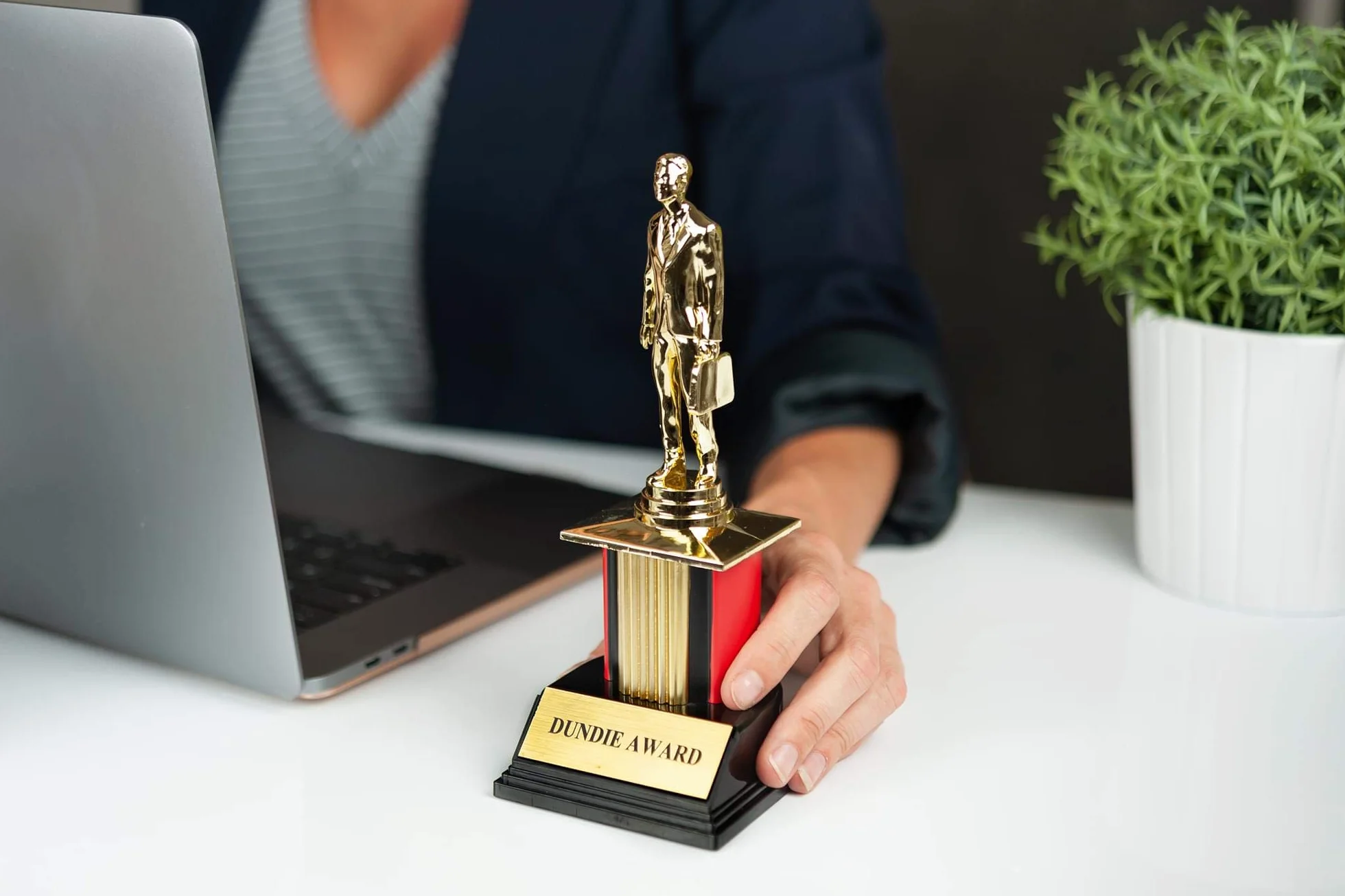 Surreal Entertainment Replika nagrody The Office Dundie z 6 wymiennymi płytkami | 20 cm wysokości