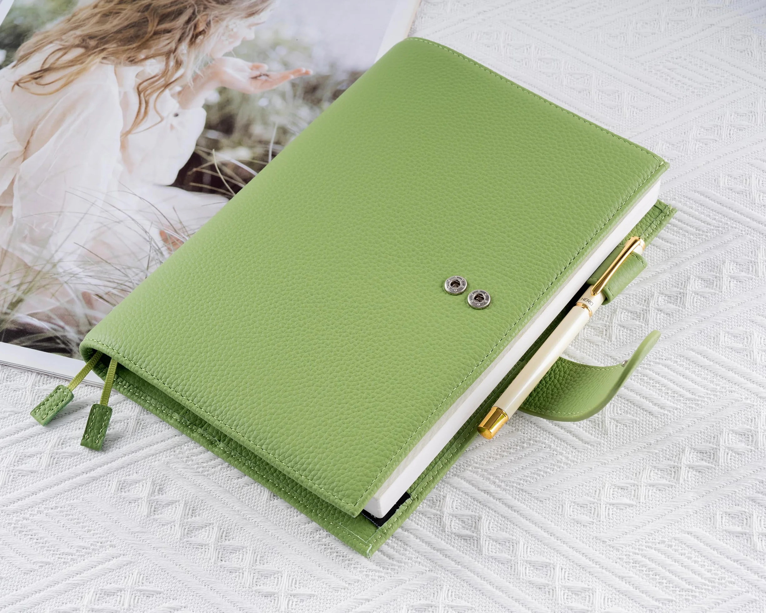 Skórzany pokrowiec do planera A5 Hobonichi Stalogy Midori Leuchtturm1917 z pętelką na długopis (zielony)