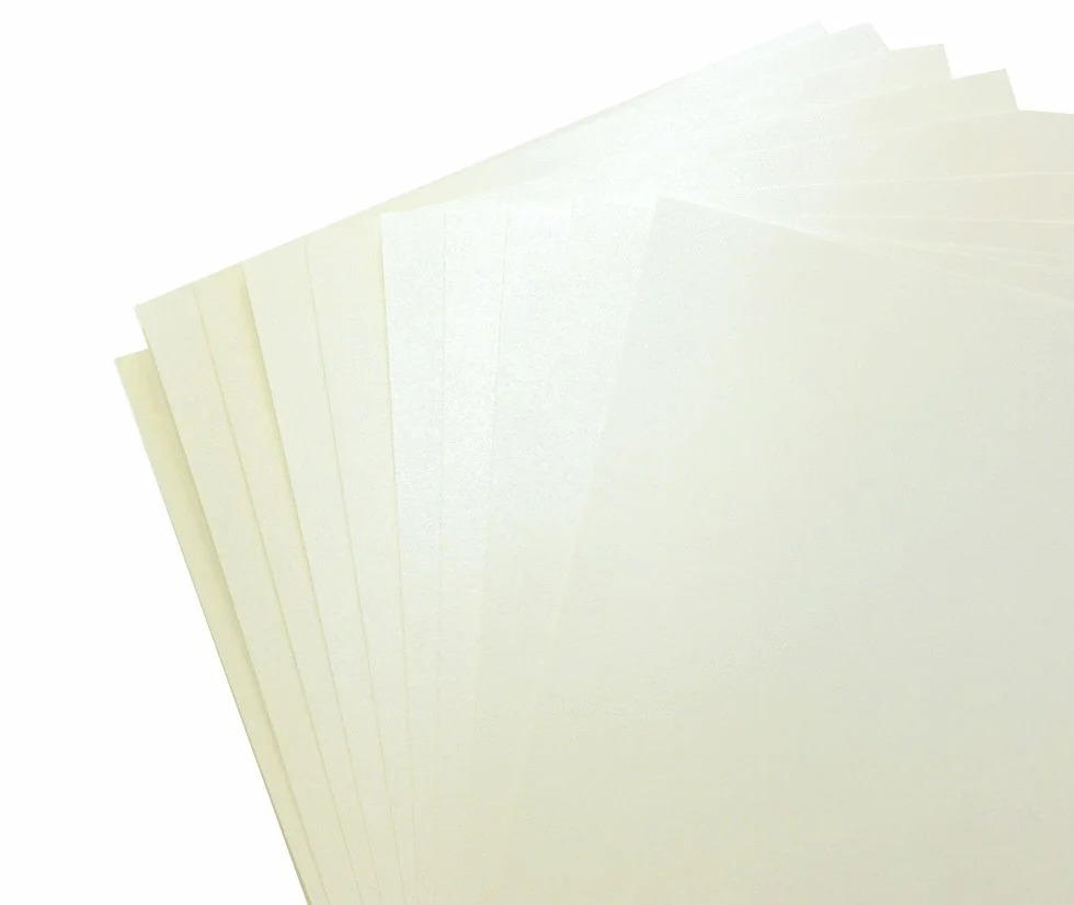 Papier perłowy Quarzo Premium Ivory - A4 (21 x 29,7 cm) - 120 g/m² (wiązanie 14,5 kg) błyszczący certyfikat i arkusze kartonowe do drukarek atramentowych i laserowych - idealne do nagród, zaproszeń