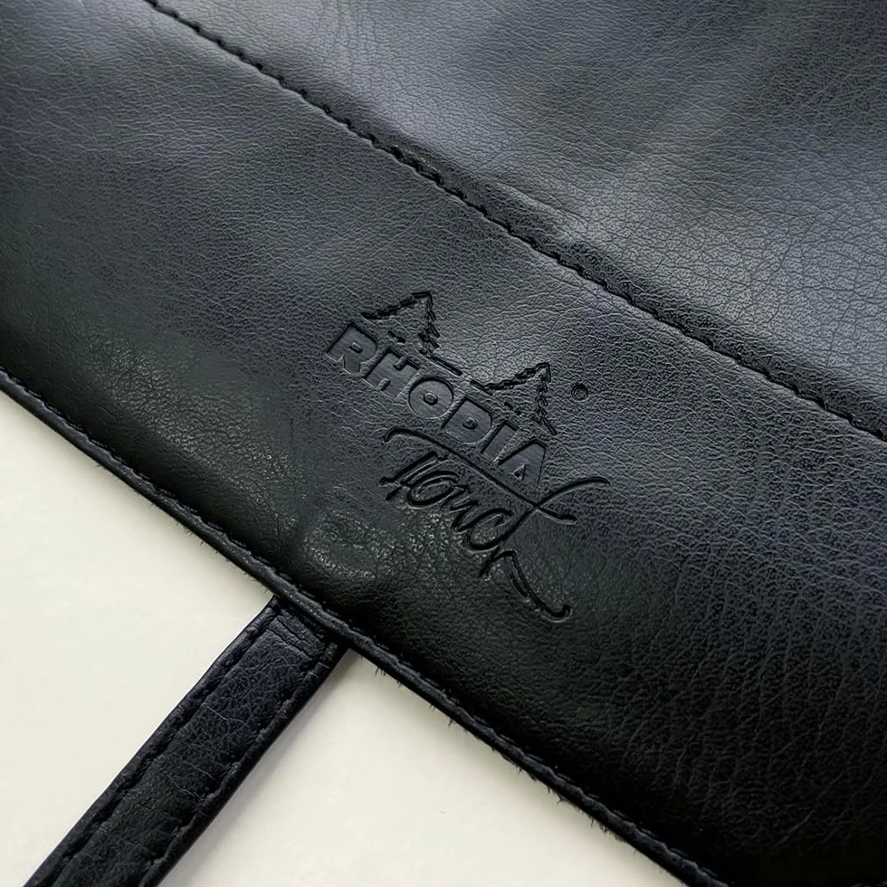 RHODIA TOUCH 116129C – Piórnik 2 w 1 zawijany w kolorze czarnym – do przechowywania ołówków, pędzli i narzędzi do rysowania – wymiary 32 x 23 cm – odpinany piórnik na zamek – skóra ekologiczna