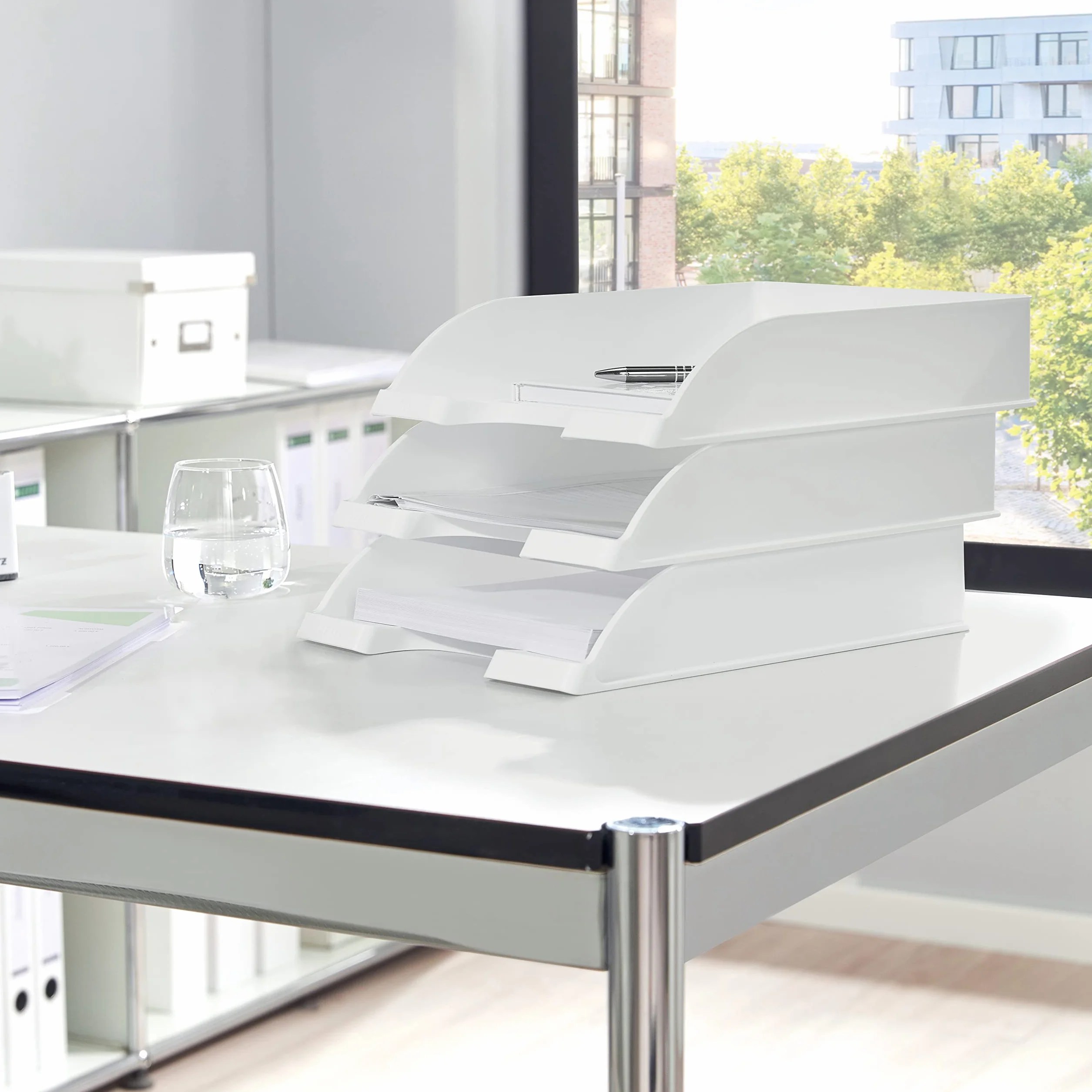 Leitz 52270001 Kosz na listy, format A4, 5 sztuk, w jakości premium, możliwość układania w stos jako organizer na biurko, możliwość łączenia z serią Plus, kolor biały