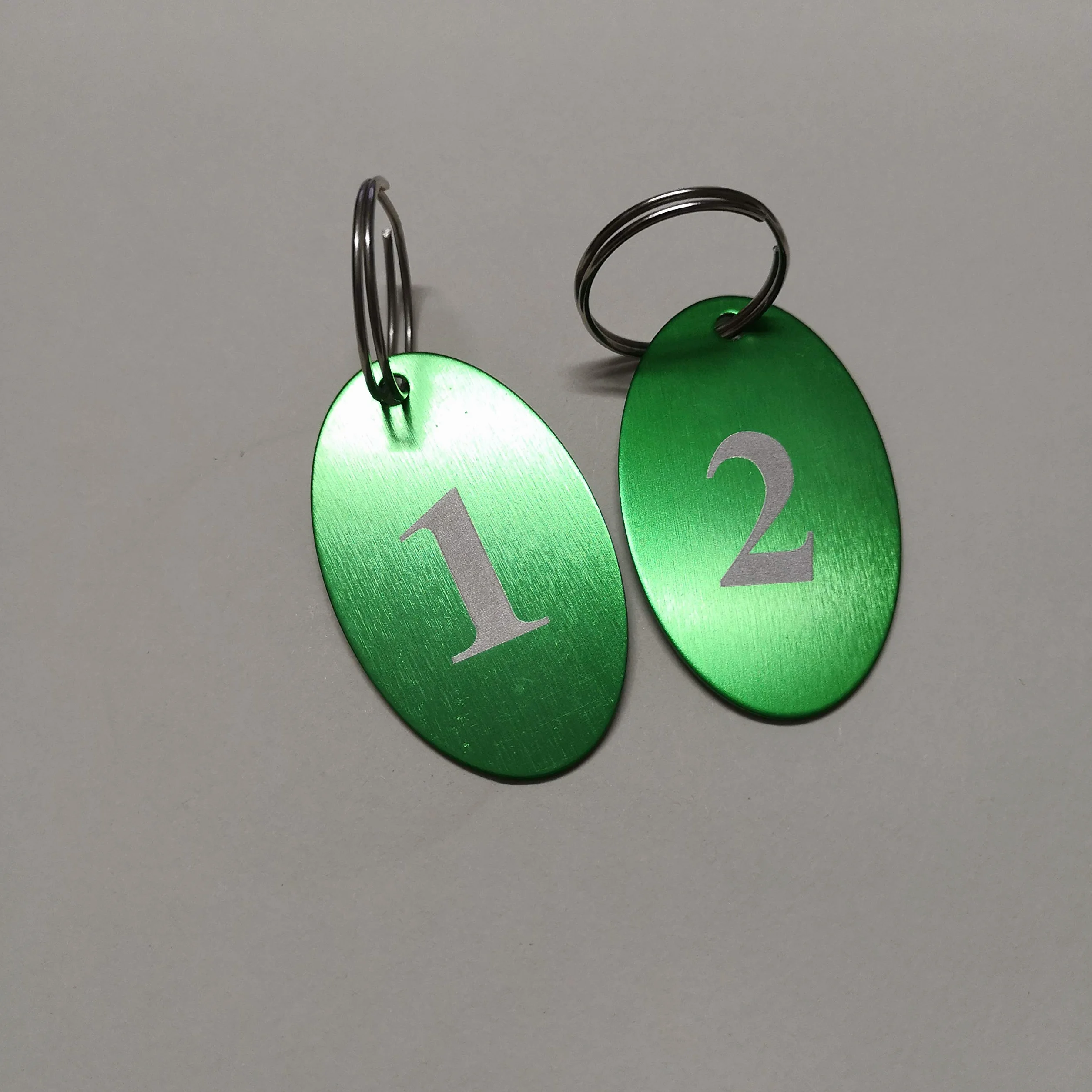 Numerowane zawieszki ze stopu aluminium z brelokiem (zielone, 1-25)