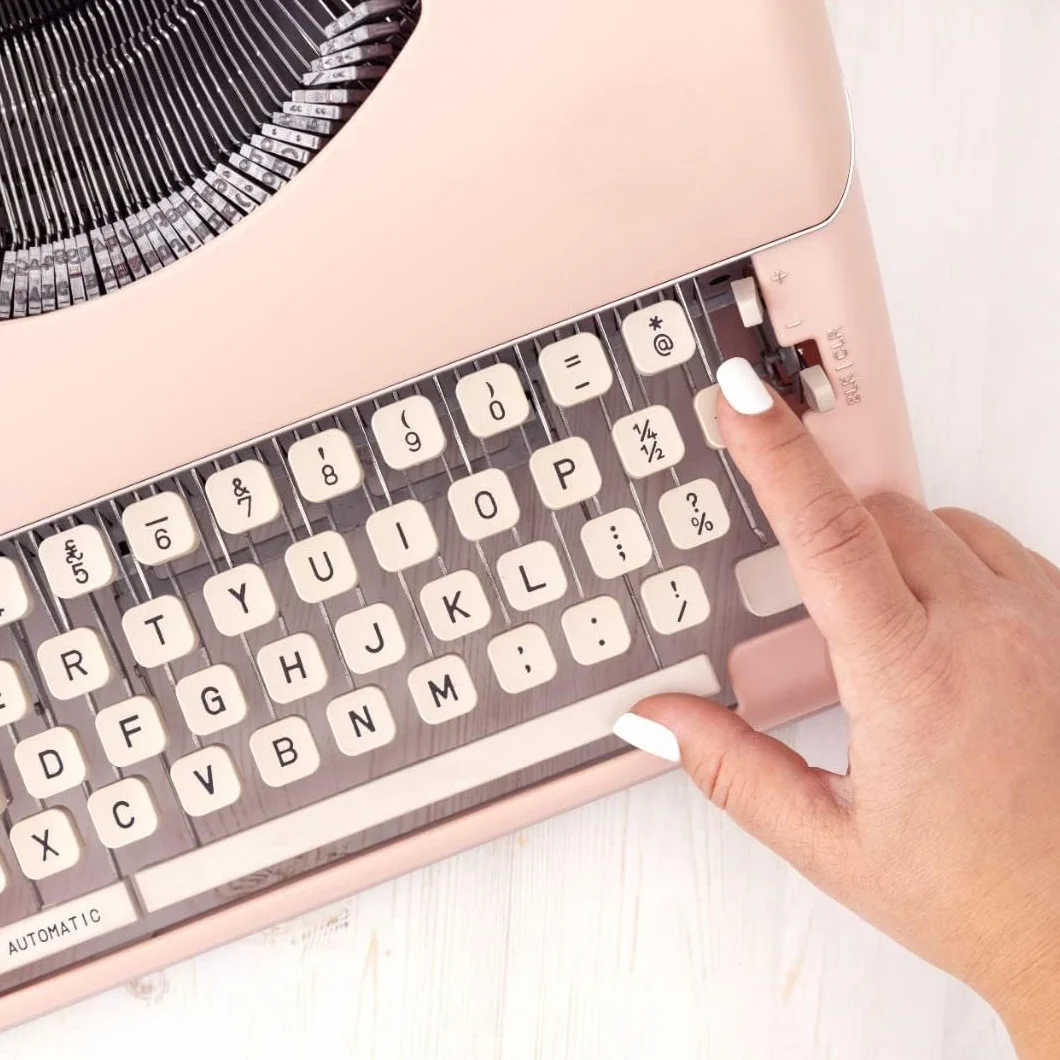 Vintage różowa przenośna ręczna maszyna do pisania - klasyczna seria retro edytor tekstu - idealna dla pisarzy, dziennikarzy i entuzjastów maszyn do pisania