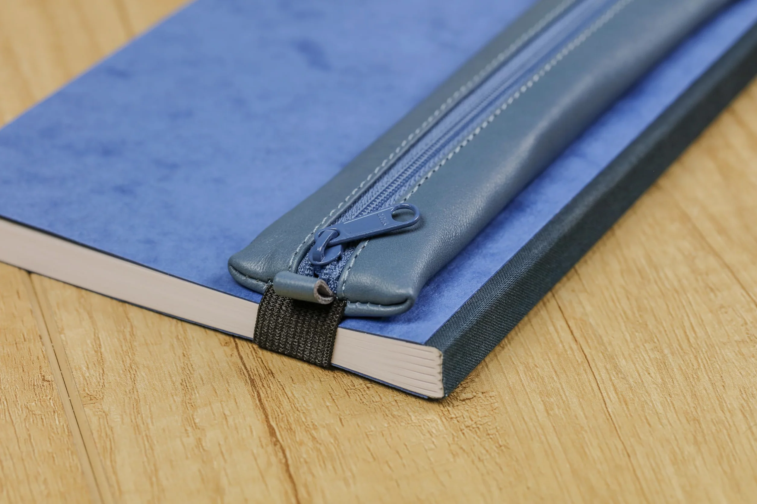 Clairefontaine 77039C Kolekcja Age Bag Piórnik płaski z gumką z prawdziwej skóry jagnięcej niebieski – 20 x 4,5 cm