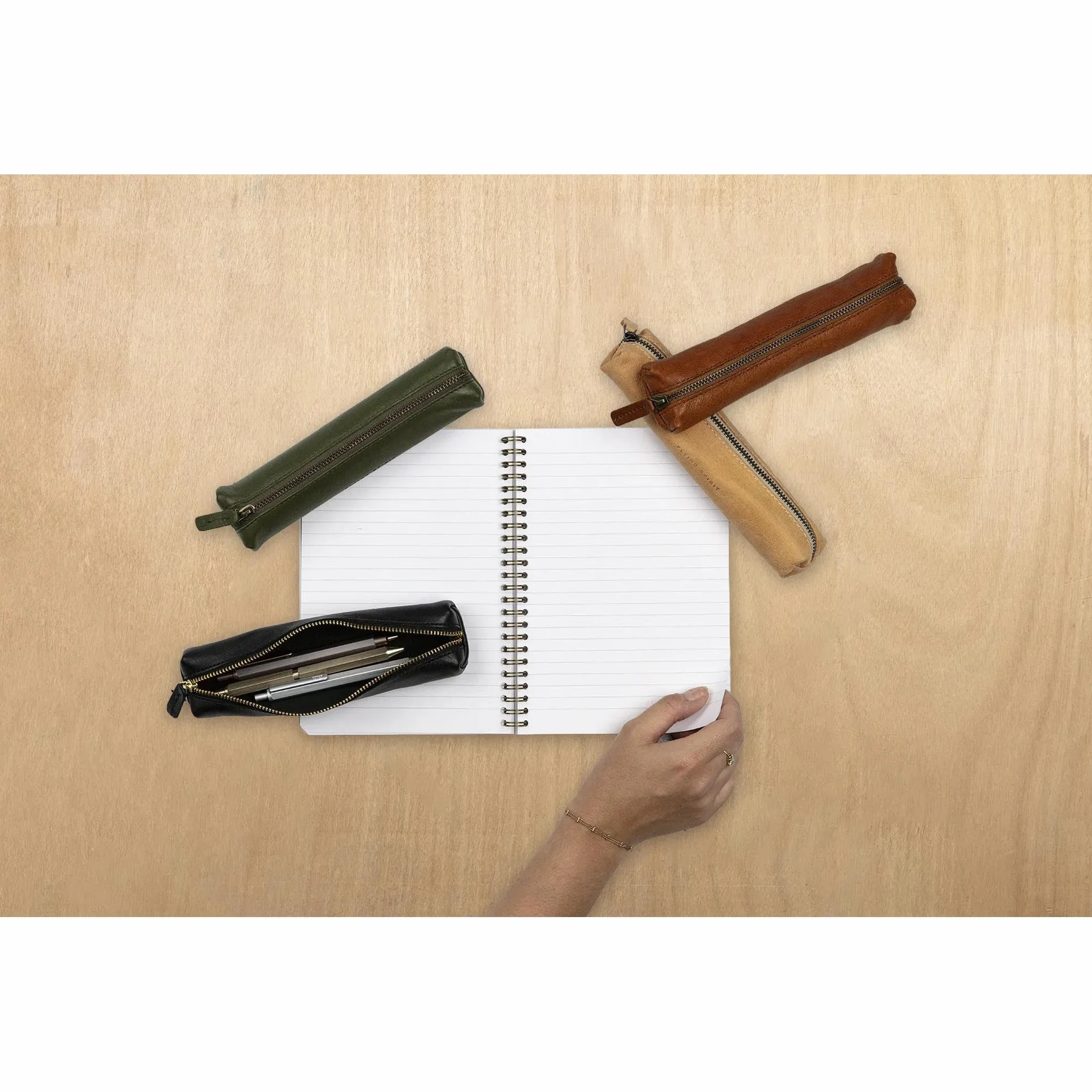 Clairefontaine 106506C – Notes zszywany Flying Spirit – 11x17 cm – 96 stron w linie – Papier kremowy 90g – Okładka z czerwonej karty Maya – 5 wzorów na odwrocie – Wysyłka losowa