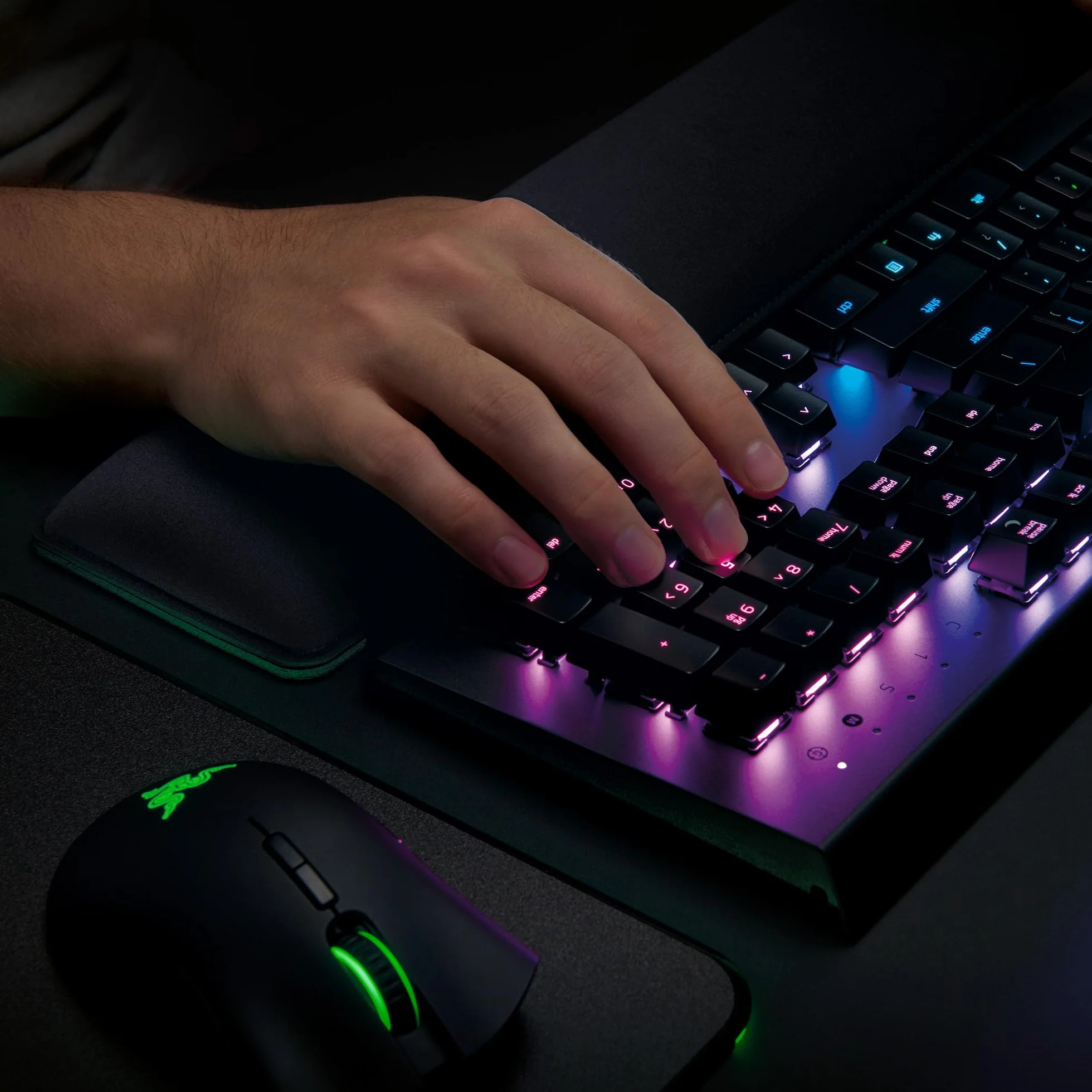 Razer Wrist Rest - Ergonomiczna podpórka pod nadgarstki do klawiatur gamingowych w pełnym rozmiarze (wyściółka z pianki z pamięcią kształtu, pokryta miękką skórą syntetyczną) Czarny