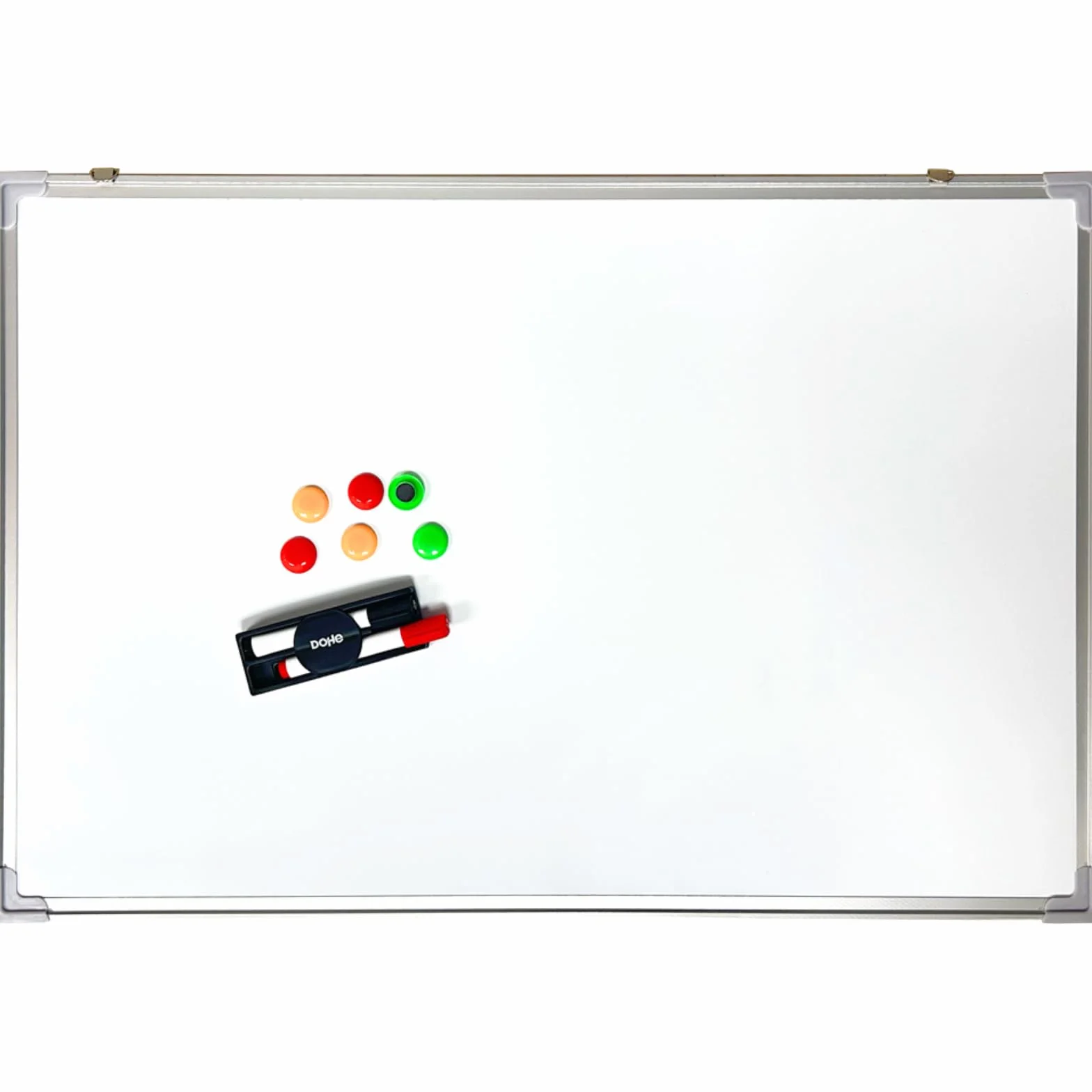 Dohe - Magnetyczna tablica 90x60 cm - Akcesoria: 2 markery, 6 magnesów/pinezki, gąbka i półka, biała magnetyczna powierzchnia, suchościeralna, aluminiowa rama