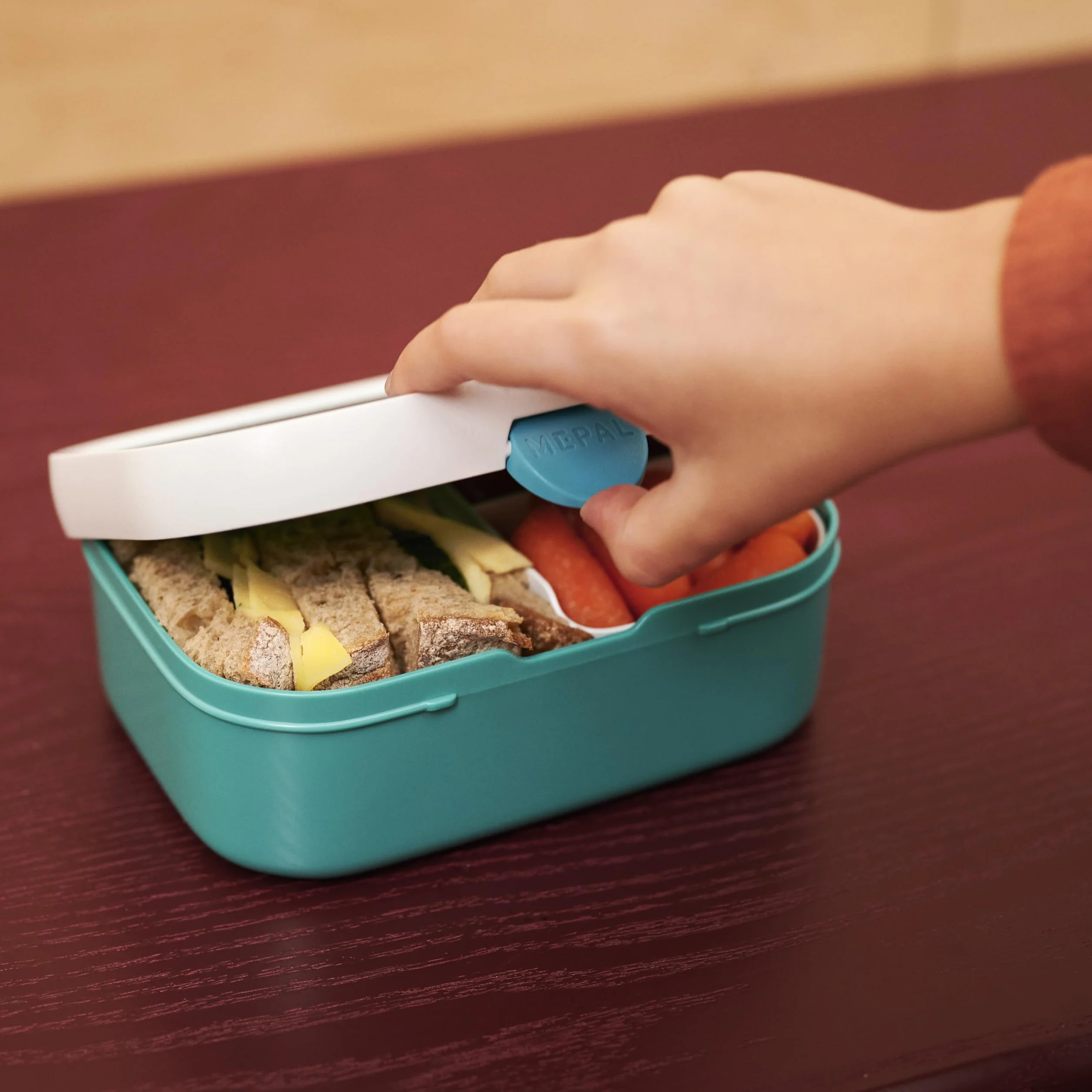 Mepal Pudełko na Lunch dla Dzieci Campus, Pudełko Bento, Pudełko na Przekąski z Zapięciem na Klips, bez BPA, Nadaje się do Mycia w Zmywarce, 750 ml, Hot Wheels