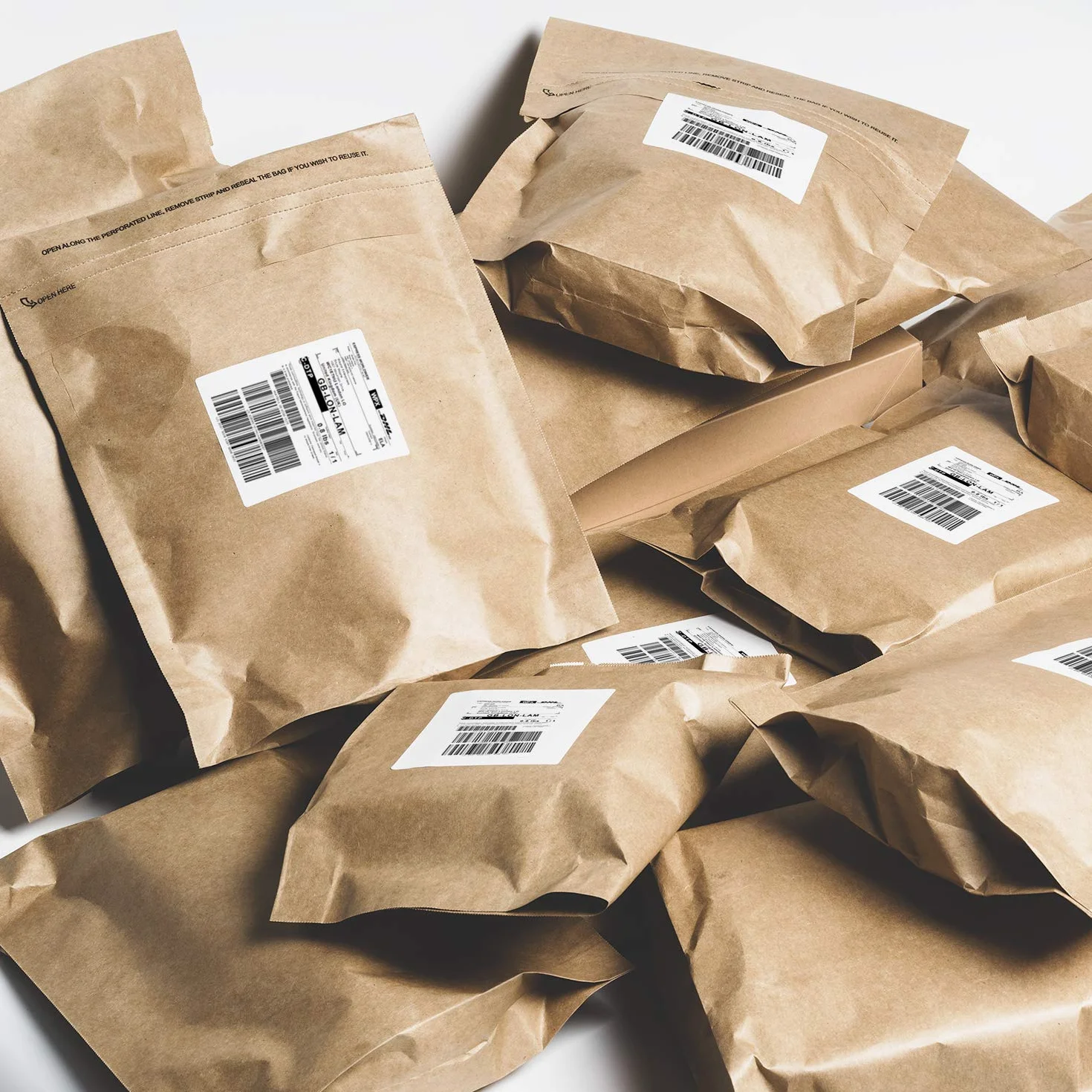 RUSPEPA Koperty z papieru typu kraft, samoprzylepne, w 100% nadające się do recyklingu, opakowanie wielokrotnego użytku, świetny pomysł na t-shirt, ubrania, torba wysyłkowa - 29,2 x 39,4 cm - 25 szt