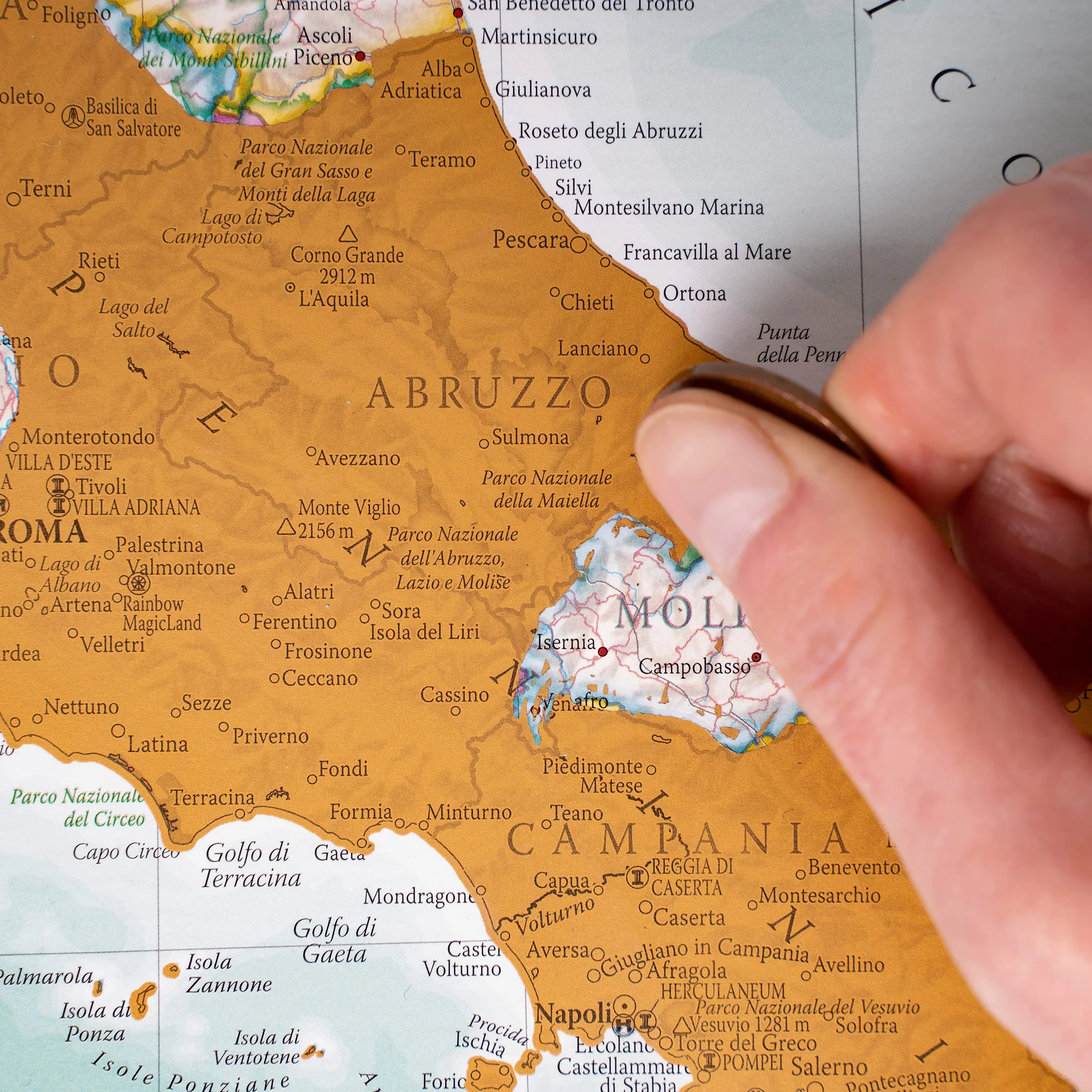 Maps International Mapa Włoch do zdrapywania, pomysł na prezent, 42 x 59 cm, szczegóły kartograficzne pokazują granice państw i regionów