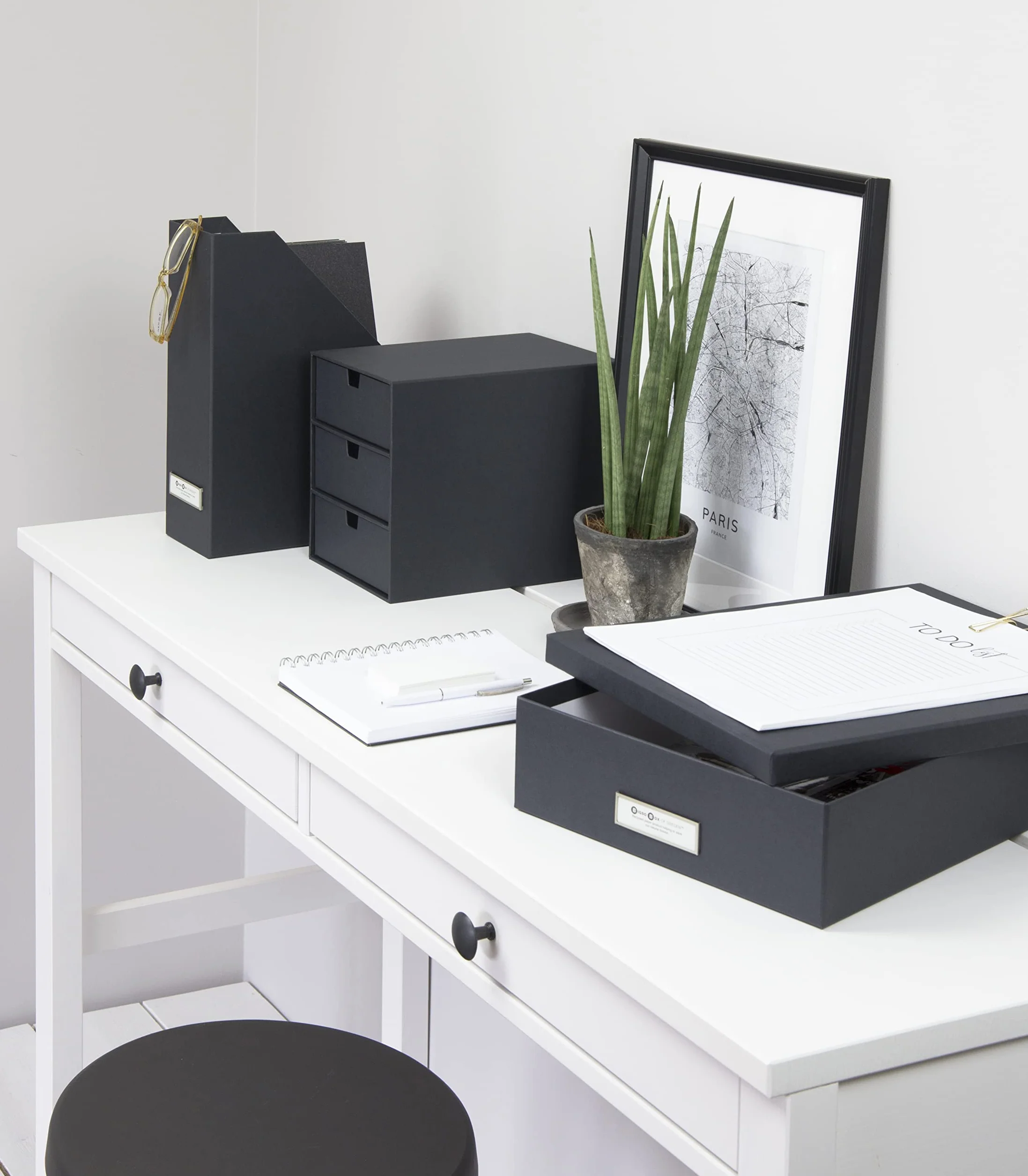 BIGSO BOX OF SWEDEN Viktoria segregator stojący z etykietą z opisem – organizer na czasopisma z płyty pilśniowej i papieru – segregator stojący na akta, dokumenty lub czasopisma – ciemnoszary