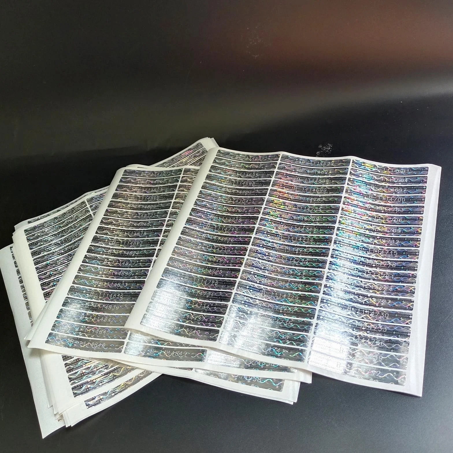 200 sztuk naklejek zabezpieczających przed manipulacją, pieczątka gwarancyjna z numerem seryjnym, naklejki hologramowe, 50 x 7,5 mm (srebrne)