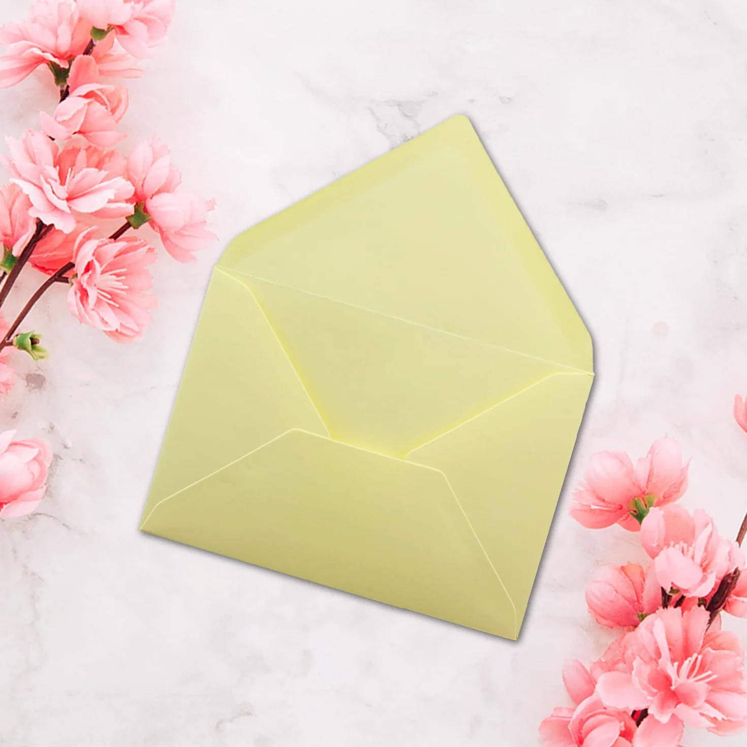 50 x koperty B6-17,5 x 12,5 cm – pastelowy żółty – klejenie na mokro ze spiczastą klapką – 120 g/m² – na wesele, kartki z życzeniami, zaproszenia