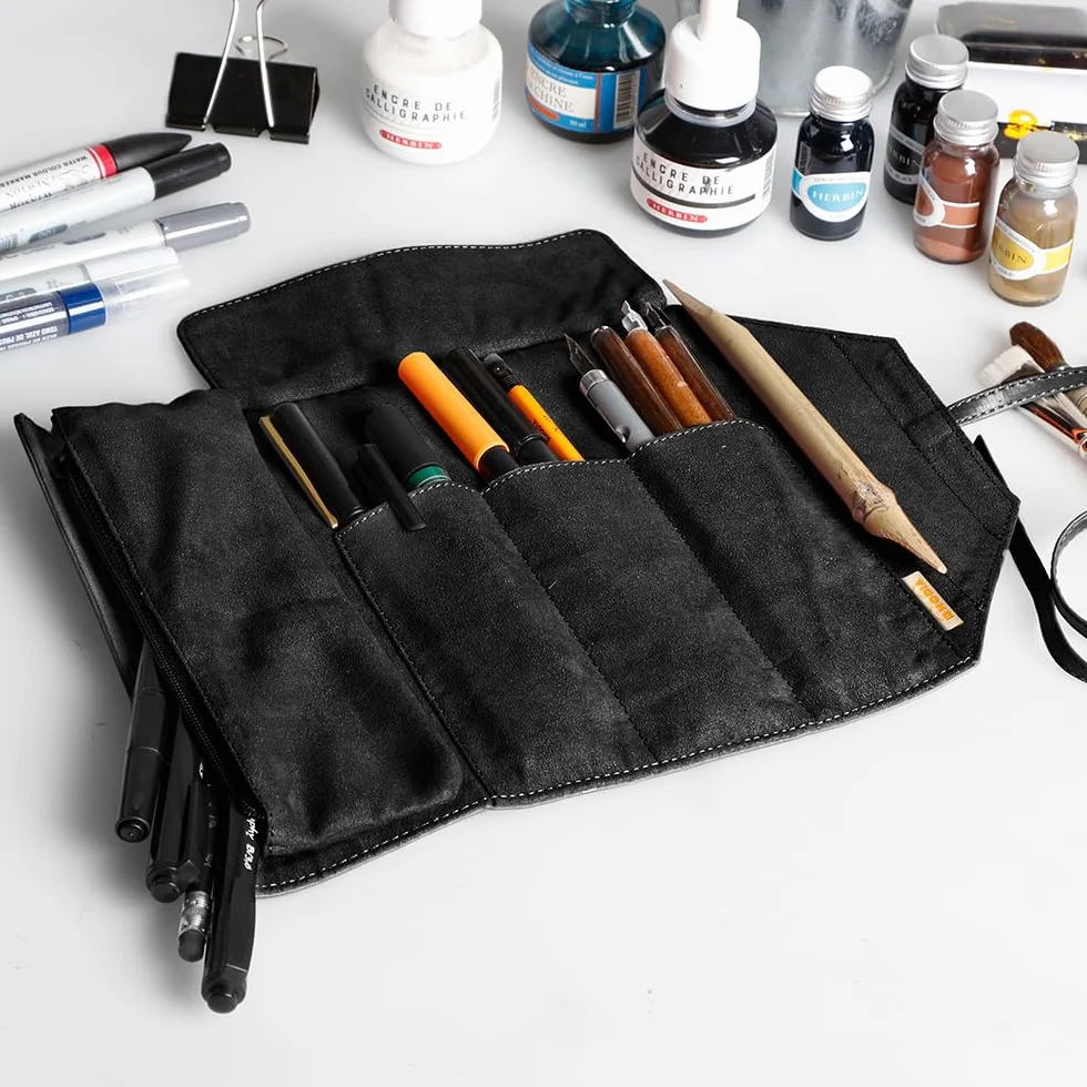 RHODIA TOUCH 116129C – Piórnik 2 w 1 zawijany w kolorze czarnym – do przechowywania ołówków, pędzli i narzędzi do rysowania – wymiary 32 x 23 cm – odpinany piórnik na zamek – skóra ekologiczna