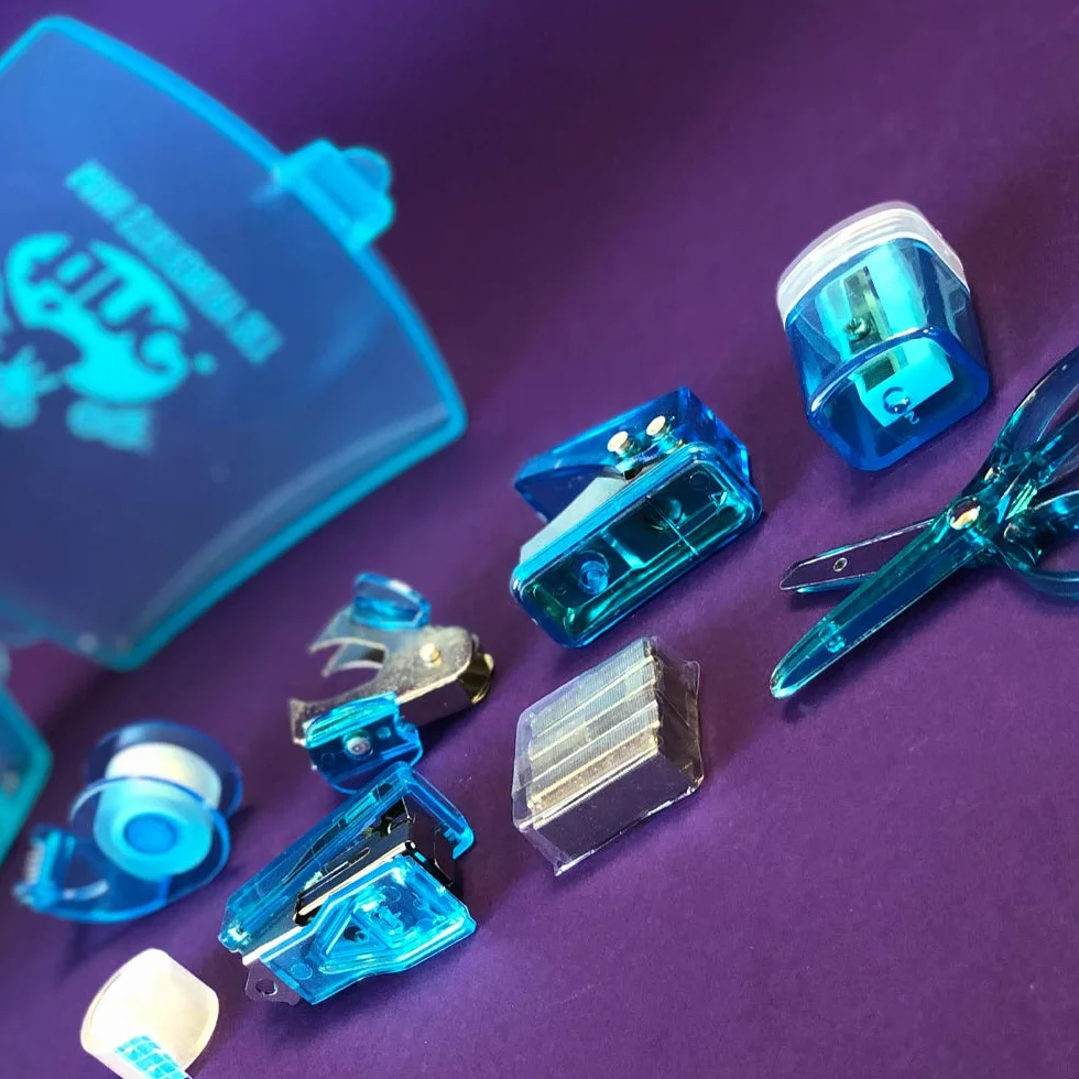 Tinc Mini zestaw artykułów piśmienniczych – niebieski, dozownik taśmy, nożyczki, zszywacz, narzędzie do usuwania zszywek, dziurkacz, temperówka. Świetny do szkoły
