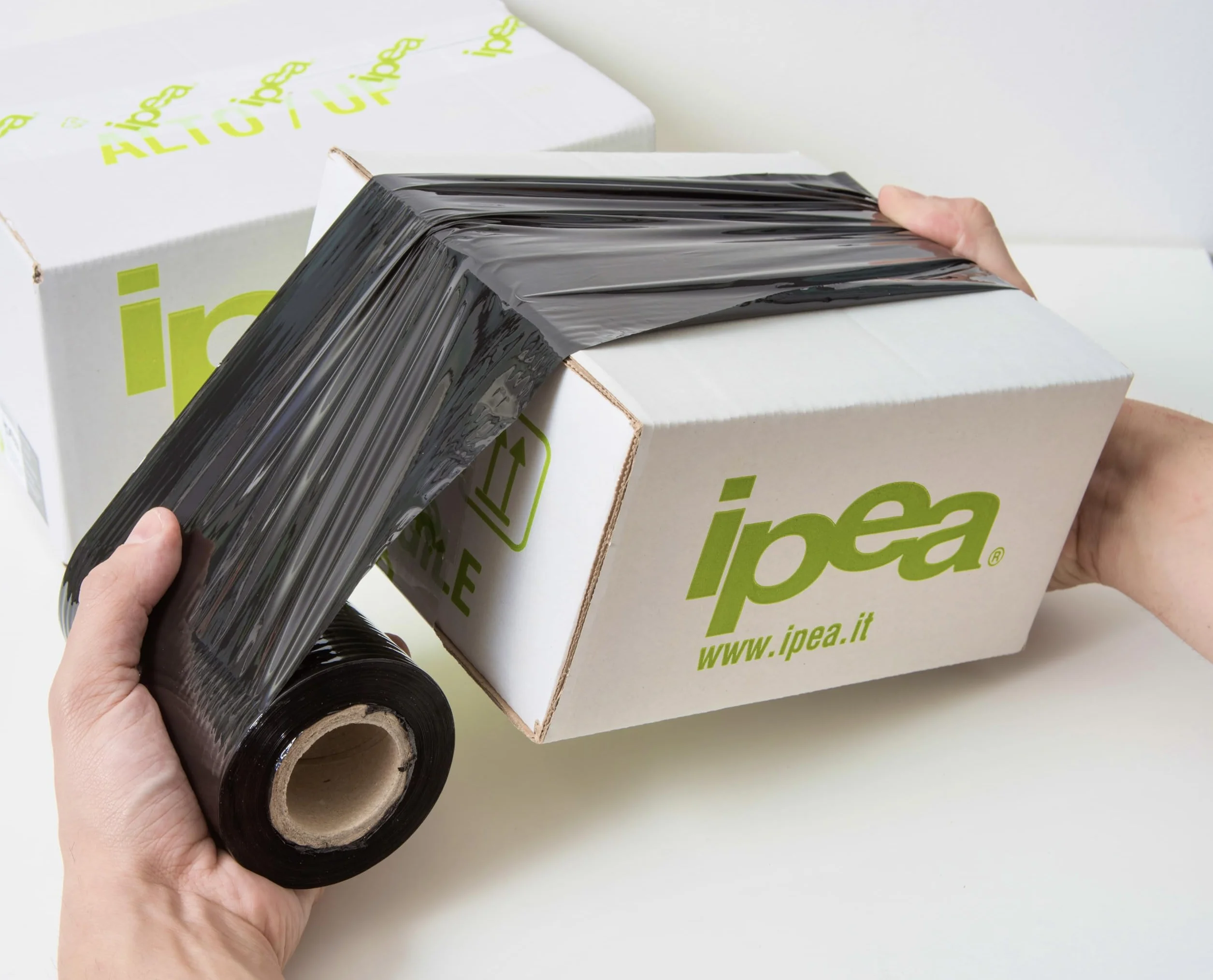 IPEA Czarna folia opakowaniowa - 150 metrów x 12 cm - Made in Italy - folia rozciągliwa - szpula ochronna, pakowanie przedmiotów transportowych - odporna na rozdarcia i zarysowania - czarna