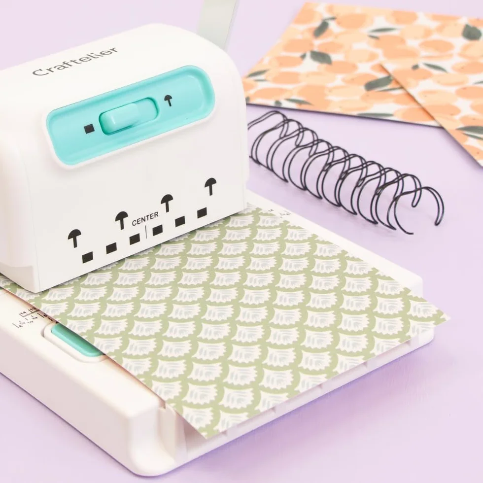 Craftelier Mini bindownica Minty Duo | kompatybilna ze spiralami o średnicy do 1' i pierścieniami tarczowymi | wymiary 23,5 x 16 x 21 cm (9,25 cala x 6,30 cala x 8,26 cala)