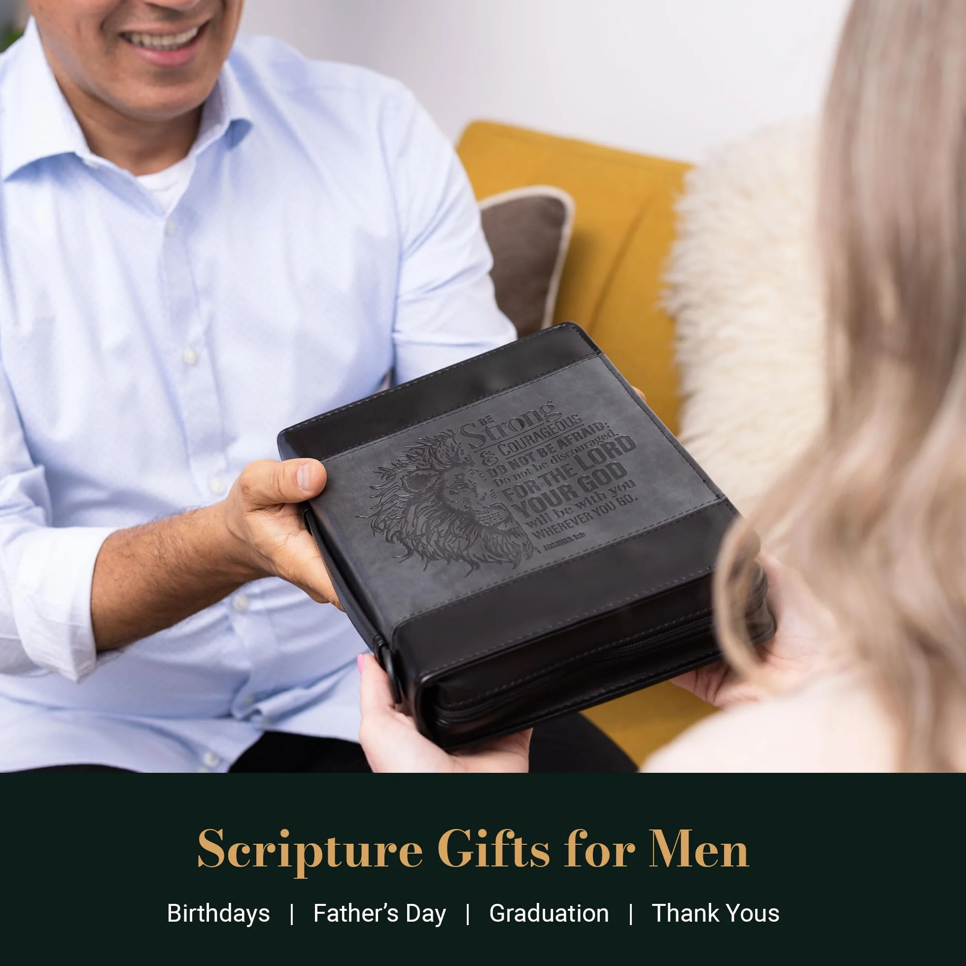 Christian Art Gifts Klasyczna okładka biblijna ze sztucznej skóry dla mężczyzn i kobiet: Be Strong and Courageous - Joshua 1:9 inspirujący werset biblijny z lwem, szary i czarny, rozmiar L