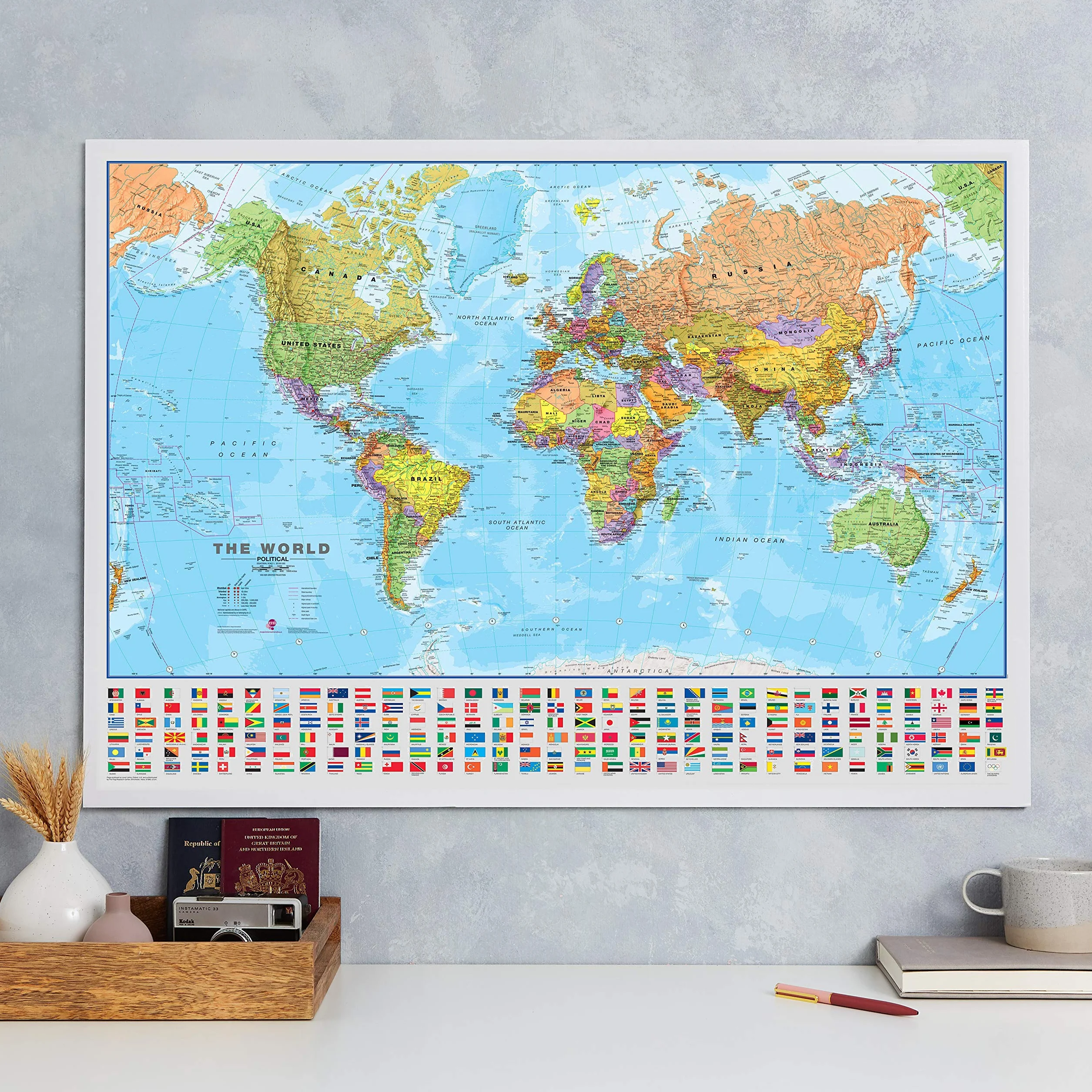 Maps International, mapa świata z flagami, laminowana, 84,1 x 59,4 cm (szer. x wys.)