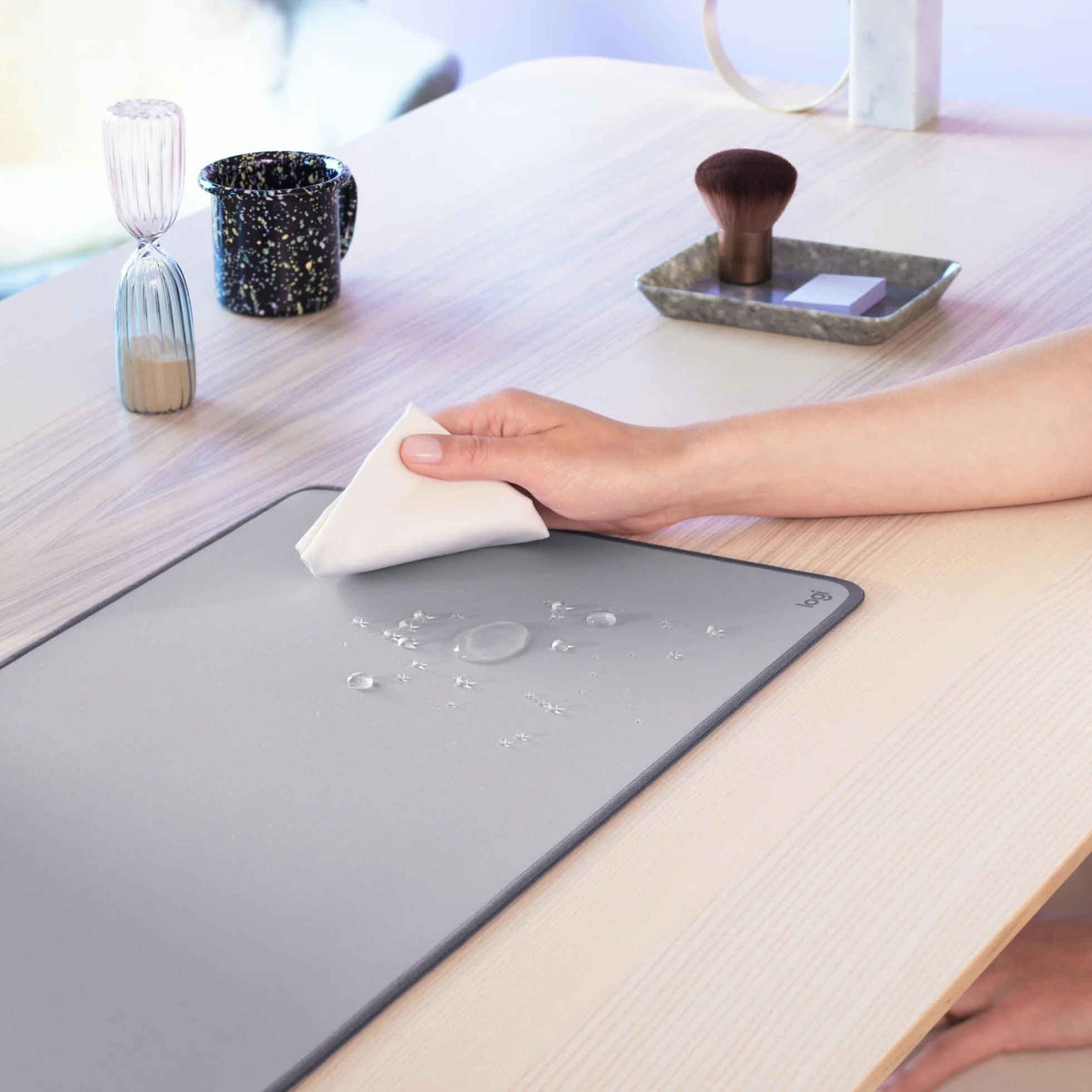 Logitech Desk Mat Studio Series duża mata na biurko antypoślizgowa odporna na zalanie Szary