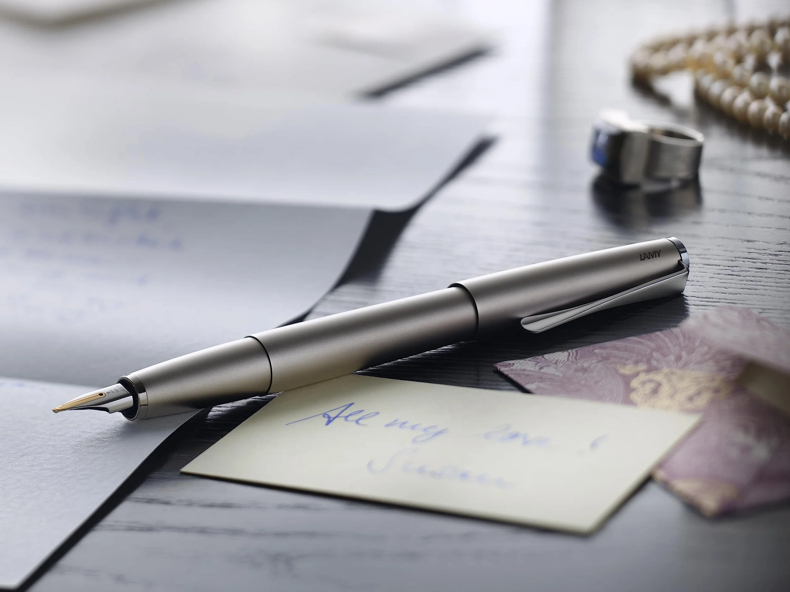 Lamy Studio Pi??ro wieczne ciemnobr?zowe, uniwersalne pi??ro wieczne w eleganckiej, ca?kowicie metalowej obudowie - stal??wka z 14-karatowego z?ota, cz??ciowo platynowana i szeroko?? linii EF, zawiera