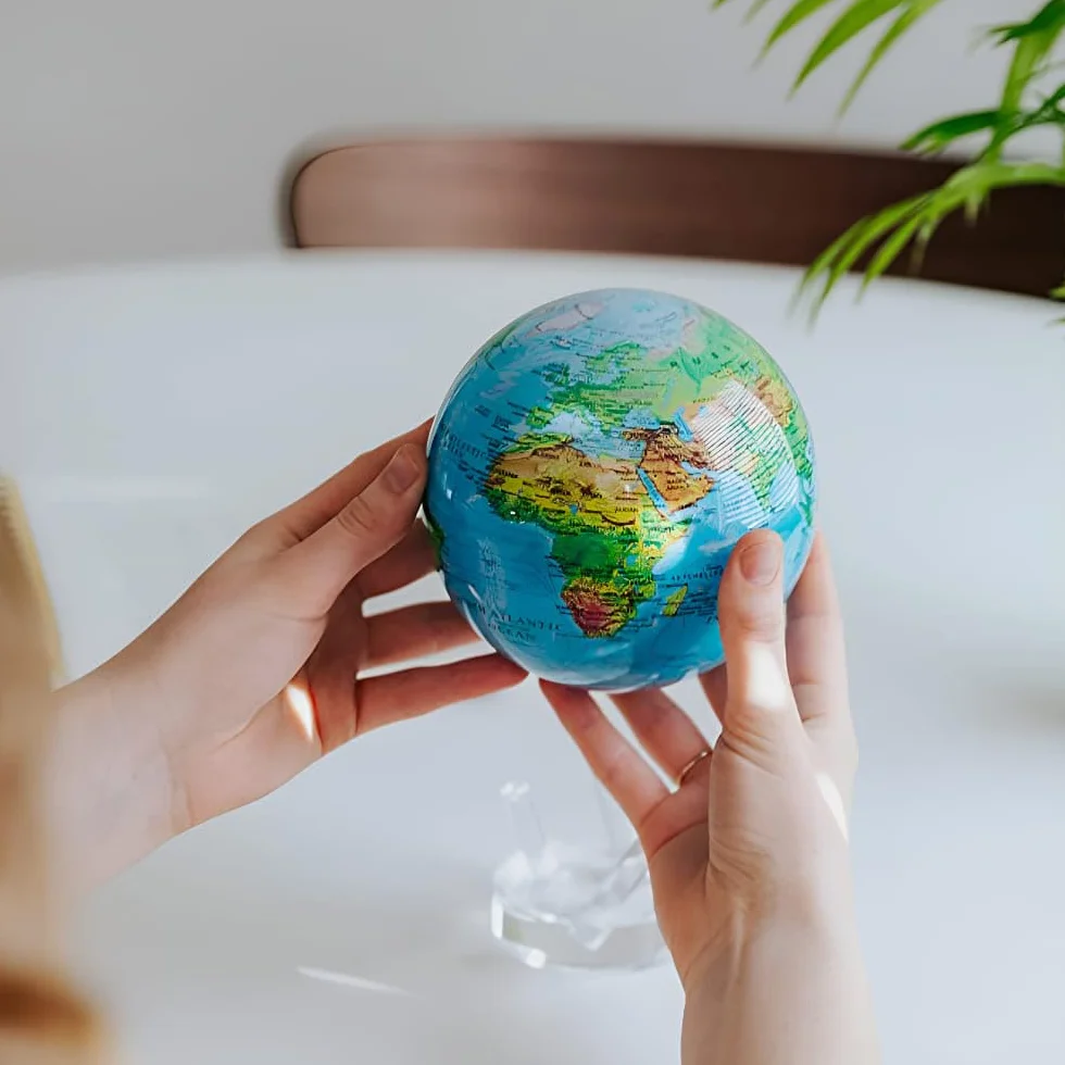 MOVA Globe Oceaniczny Niebieski z Reliefem Signature 6" Samonapędzający się Globus Zasilany Światłem