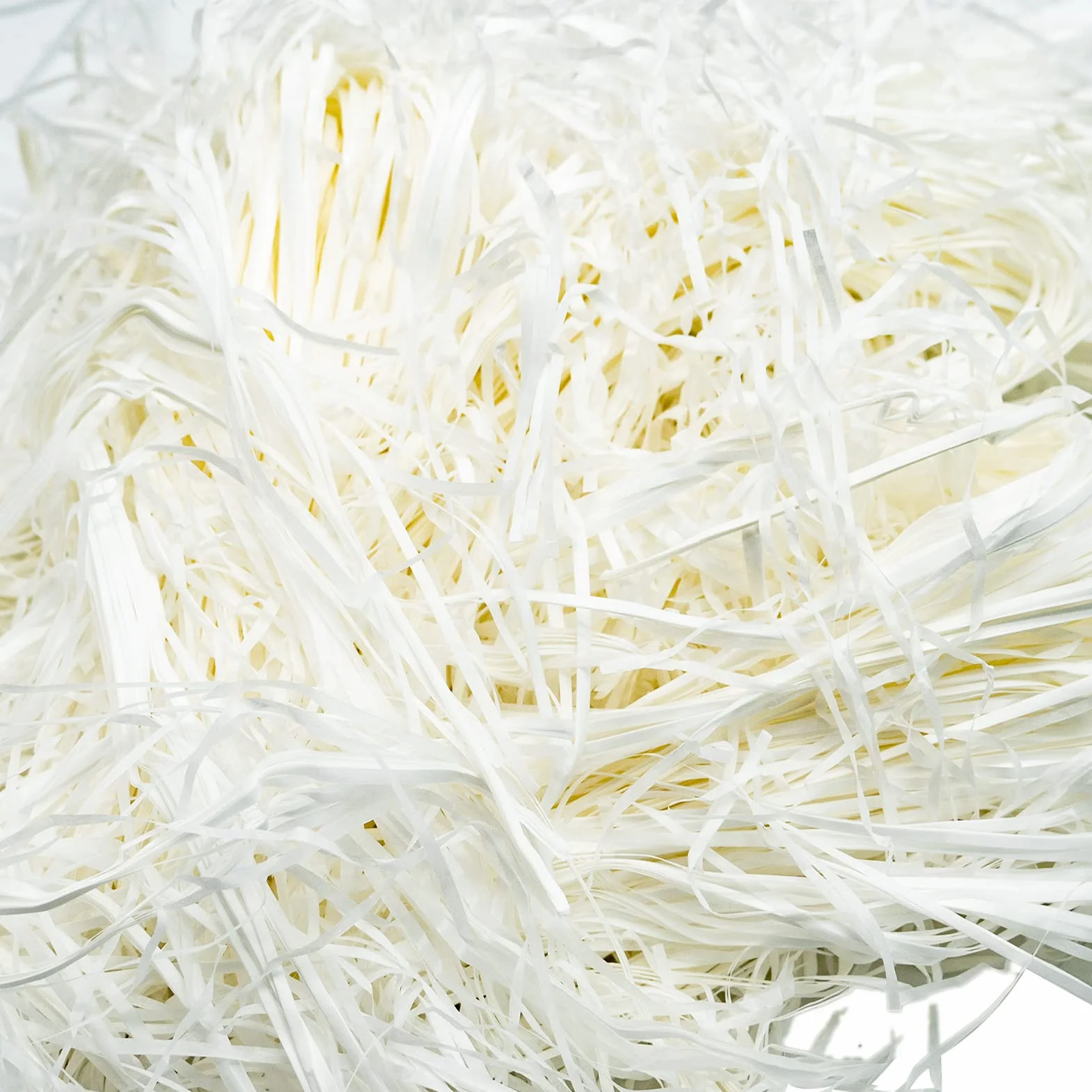 Raffia Hamper Shreds 100 g, rozdrobniony bibułka, wypełnienie prezentów, do majsterkowania, na imprezę, do napełniania i pakowania prezentów, do dekoracji pudełek prezentowych, kolor biały