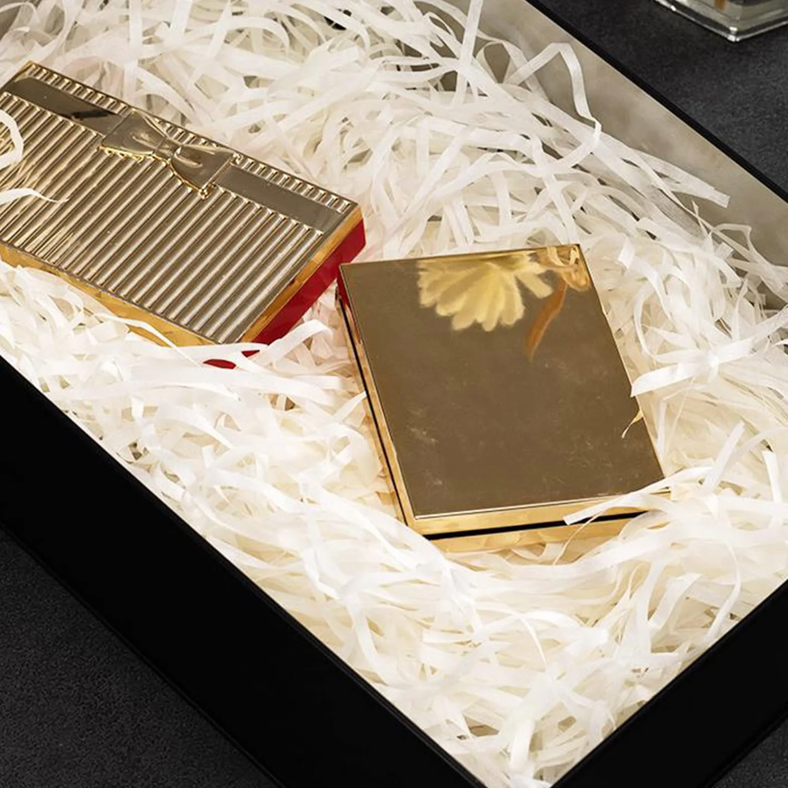 Raffia Hamper Shreds 100 g, rozdrobniony bibułka, wypełnienie prezentów, do majsterkowania, na imprezę, do napełniania i pakowania prezentów, do dekoracji pudełek prezentowych, kolor biały