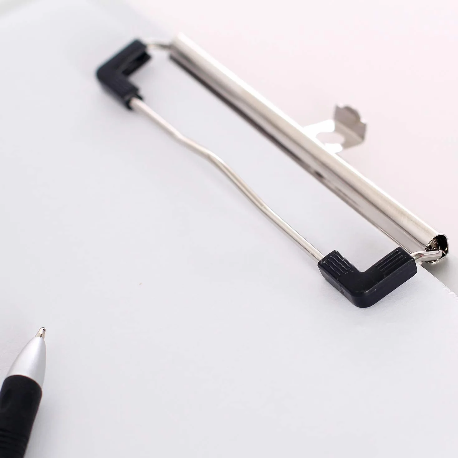 TKD8025-silver-6 aluminiowych podkładek A4 z gumowanym metalowym zaciskiem, deska do pisania DIN A4 z miejscem do zawieszania, uchwyt na podkładkę Clipboard – stabilna aluminiowa płyta do pisania –