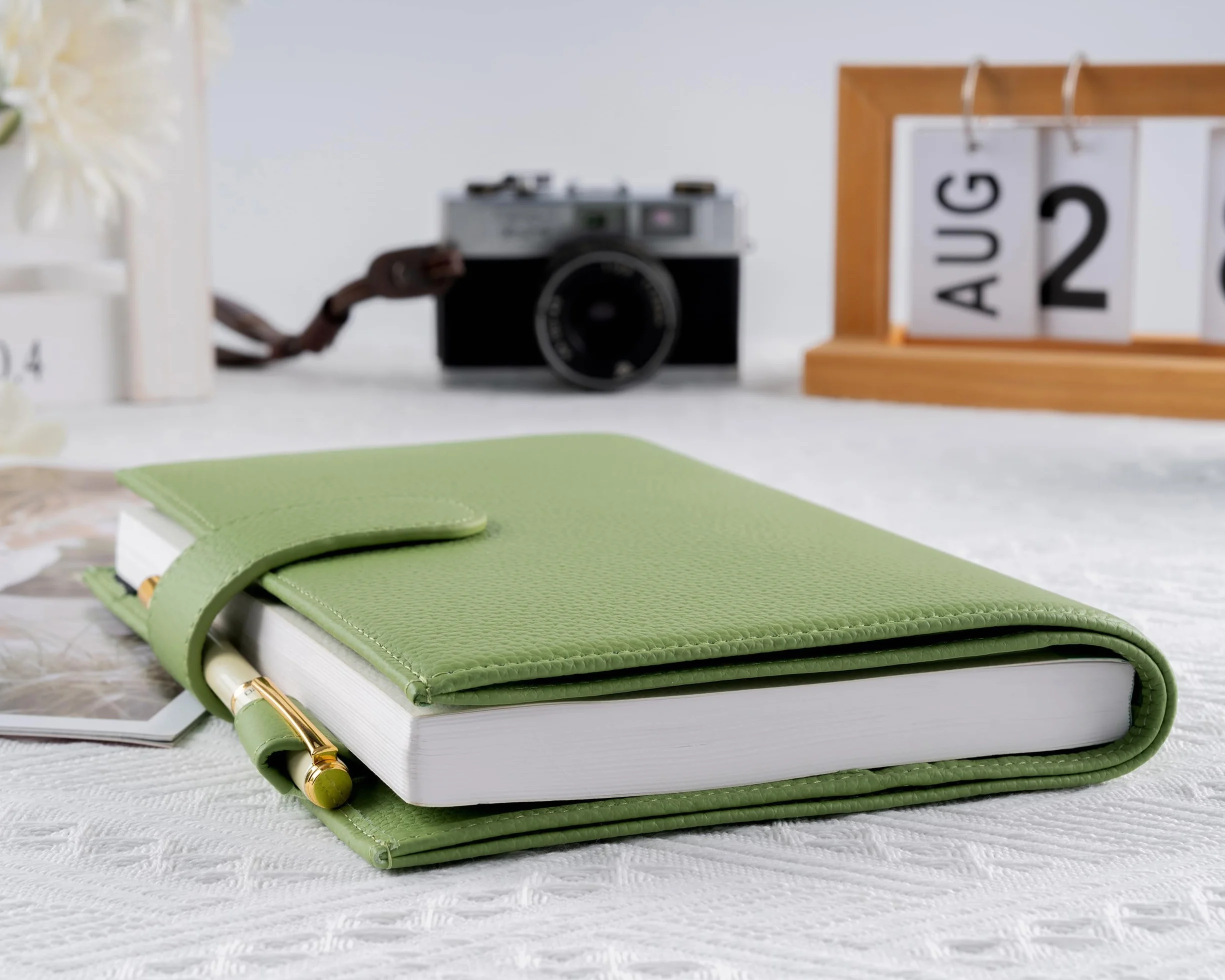Skórzany pokrowiec do planera A5 Hobonichi Stalogy Midori Leuchtturm1917 z pętelką na długopis (zielony)