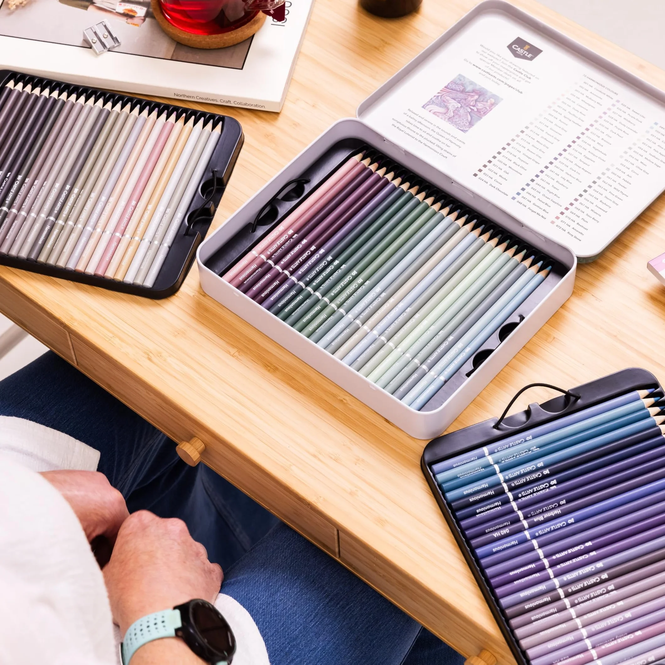 Castle Art Supplies Zestaw 72 harmonijnych kredek, na bazie wosku, miękkie kredki do profesjonalnego mieszania, unikalna wyciszona i nastrojowa paleta dla dorosłych artystów, zorganizowana w puszce