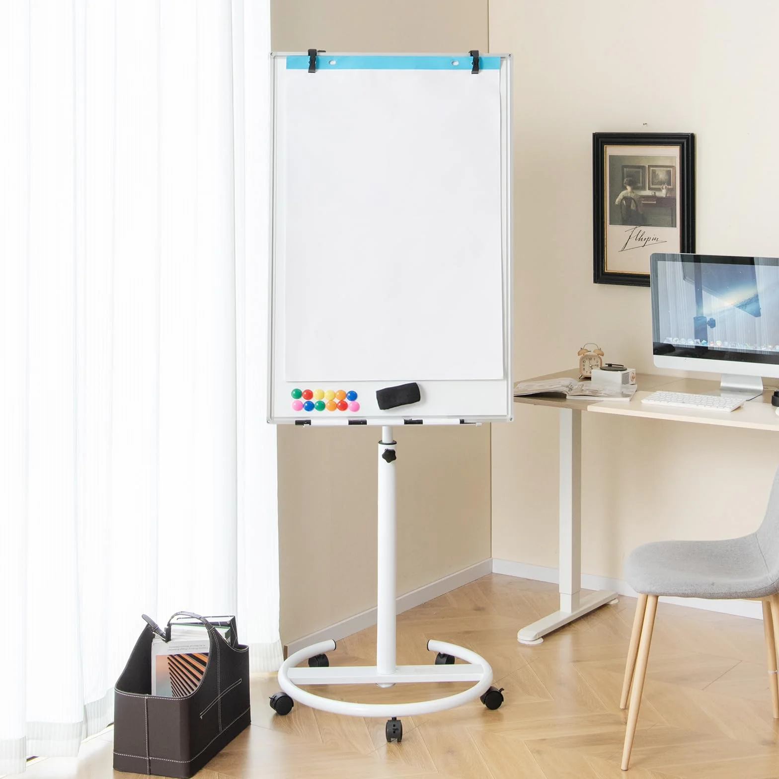 COSTWAY Stojak na flipchart, 100 x 65 cm, przenośna tablica suchościeralna na kółkach, z regulacją wysokości do 192 cm, suchościeralna, magnetyczna, z okrągłym stojakiem, magnesami, markerami i