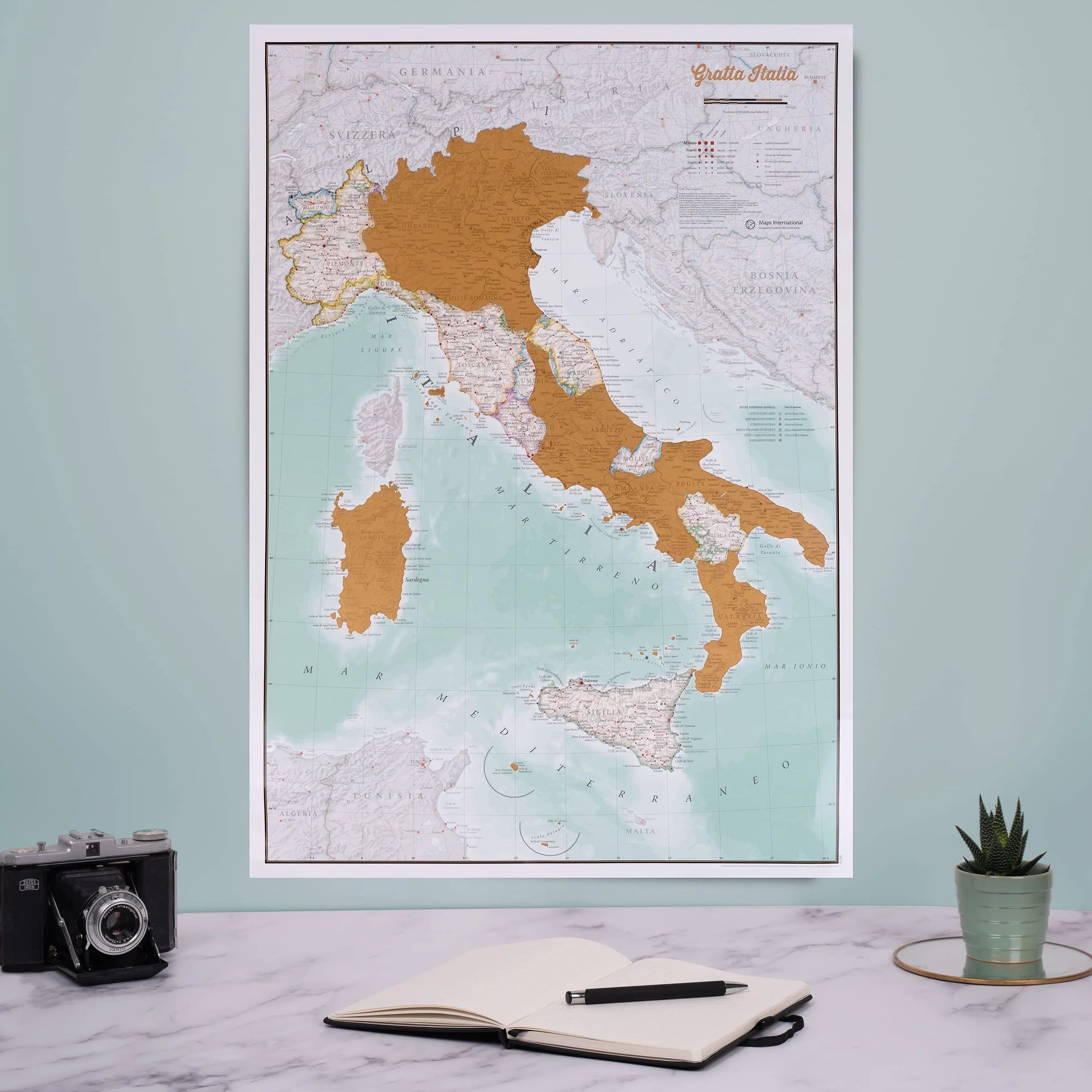 Maps International Mapa Włoch do zdrapywania, pomysł na prezent, 42 x 59 cm, szczegóły kartograficzne pokazują granice państw i regionów