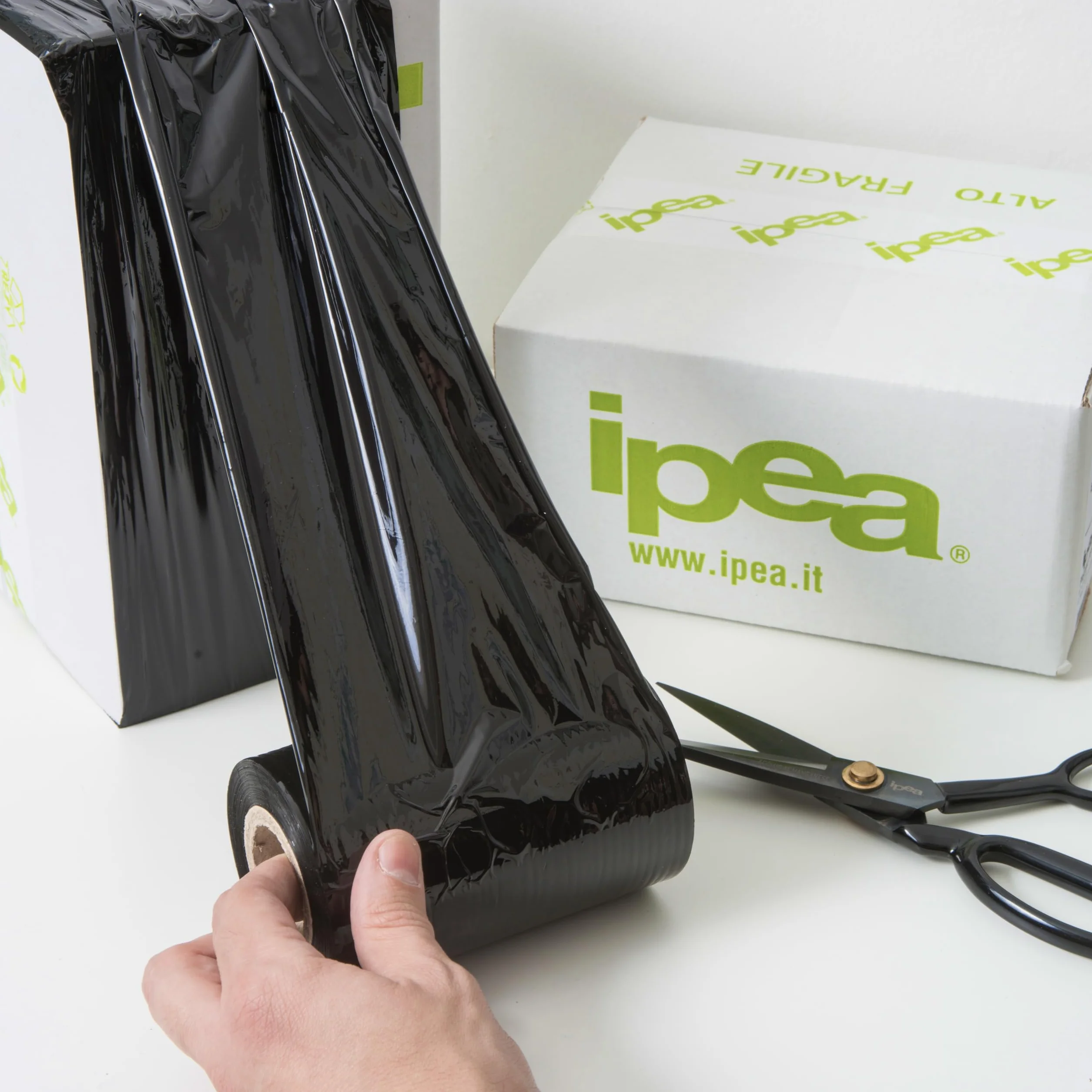 IPEA Czarna folia opakowaniowa - 150 metrów x 12 cm - Made in Italy - folia rozciągliwa - szpula ochronna, pakowanie przedmiotów transportowych - odporna na rozdarcia i zarysowania - czarna
