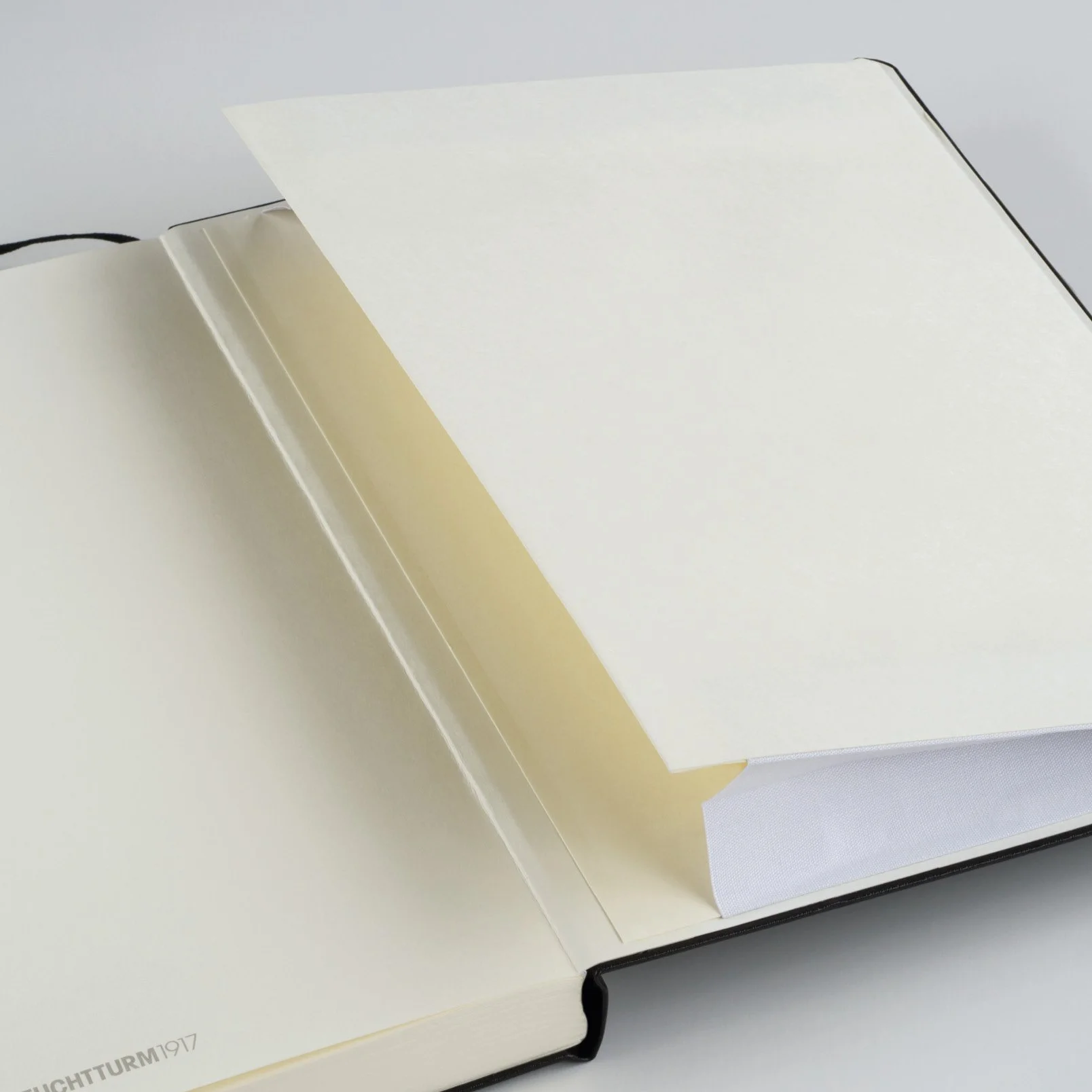 Leuchtturm1917 Adresownik Medium w linie czarny
