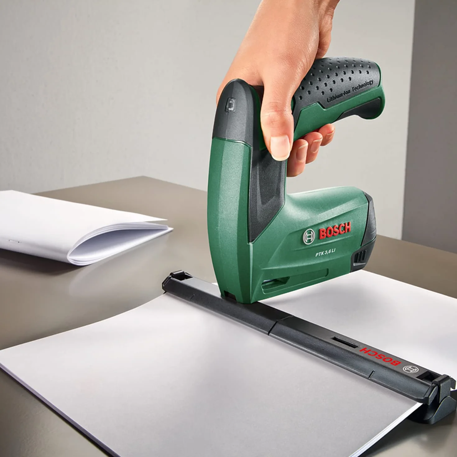 Bosch Home and Garden Bosch PTK 3,6 LI zszywacz akumulatorowy, zestaw biurowy ze skoroszytem papierowym i zeszytem do broszur (wbudowany akumulator, 3,6 V, zestaw zszywaczy, 30 uderzeń/min, w