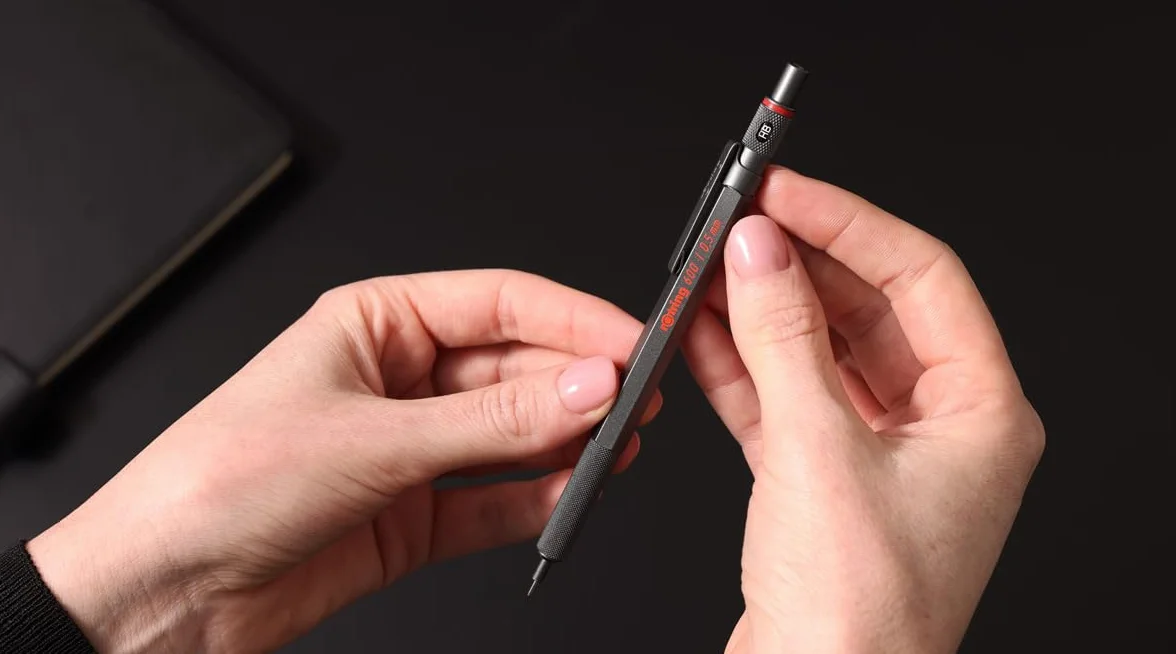 rOtring 600 Długopis | Końcówka Medium | Czarny tusz | Obudowa długopisu w całości wykonana z metalu | Dark Stone | Antypoślizgowy uchwyt radełkowany i sześciokątny korpus | Z wymiennym wkładem