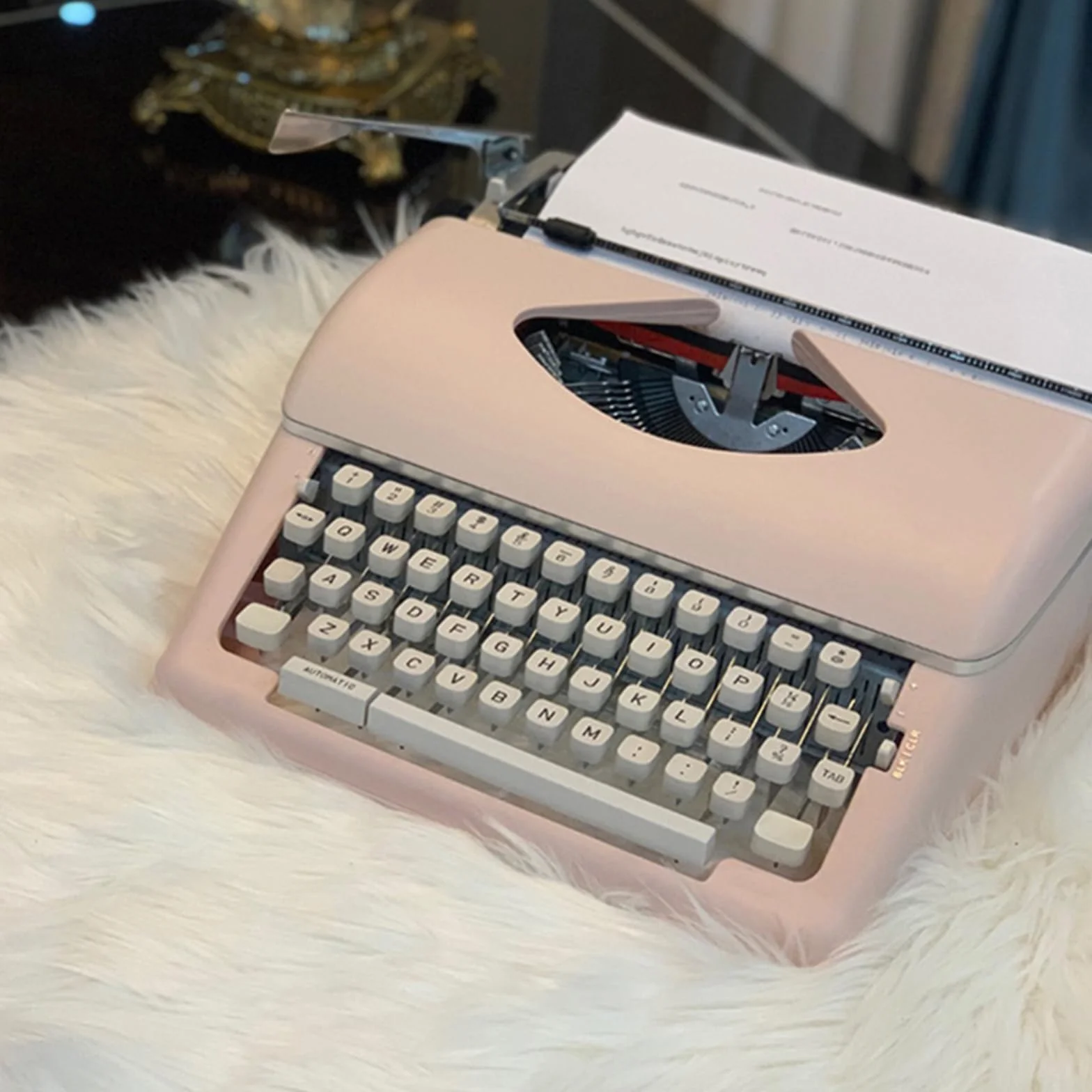 Vintage różowa przenośna ręczna maszyna do pisania - klasyczna seria retro edytor tekstu - idealna dla pisarzy, dziennikarzy i entuzjastów maszyn do pisania