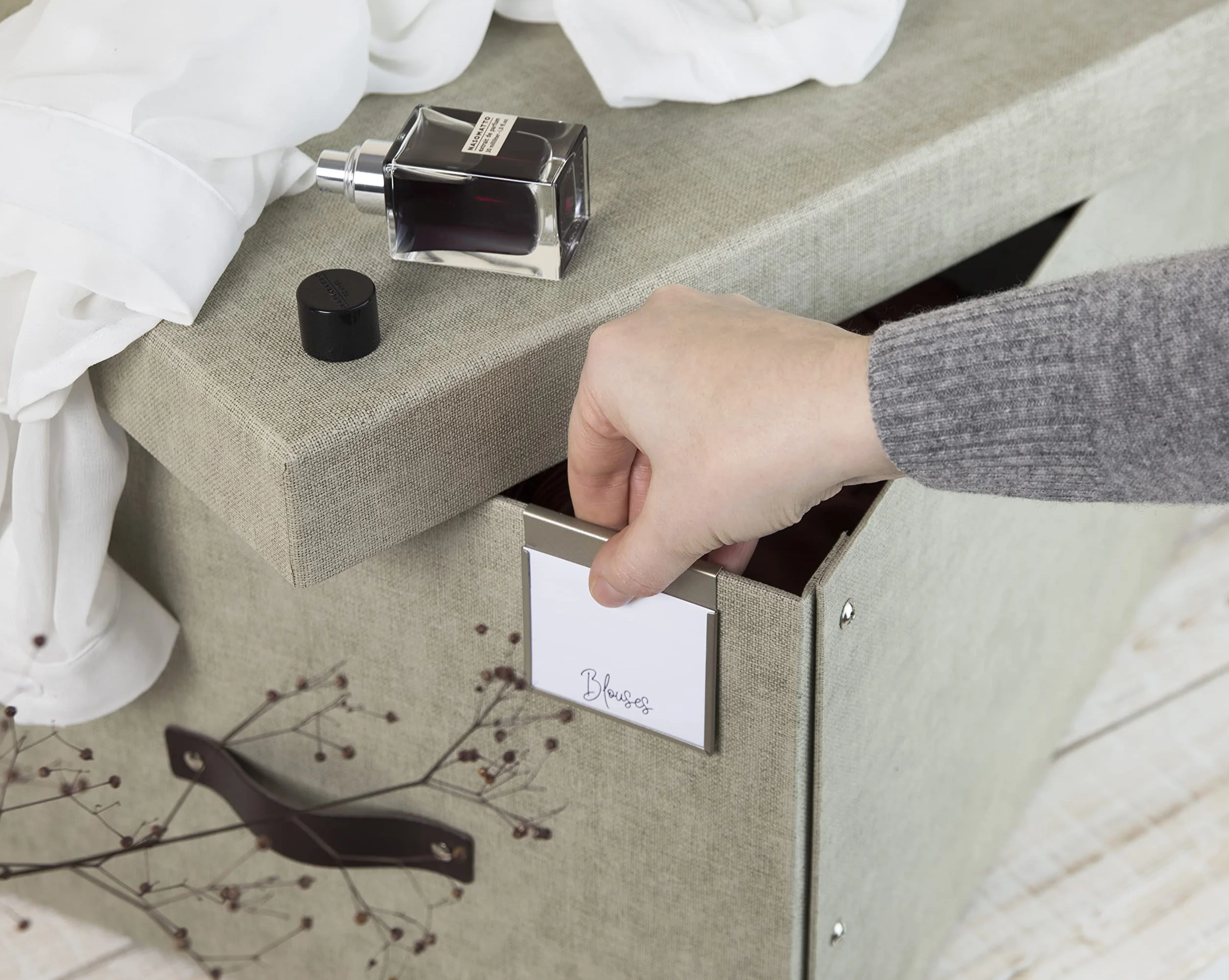 Bigso Box of Sweden Zestaw 4 uchwytów na etykiety (dużych) – uchwyty na etykiety do opisywania pudełek lub segregatorów – uchwyt do łatwego mocowania na krawędziach lub pokrywach – matowy srebrny