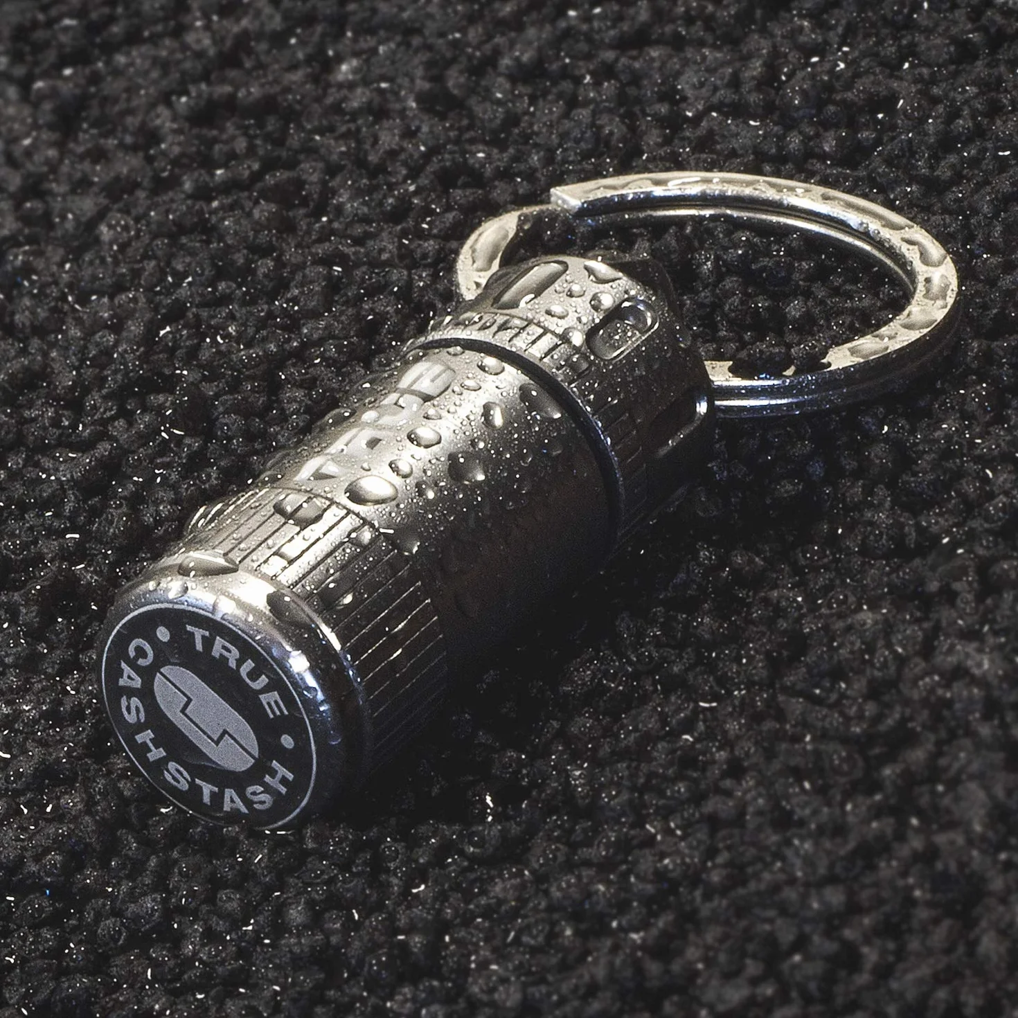 True Cashstash+ awaryjna kapsuła gotówki z anodowanego aluminium lotniczego, jest mała jak klucz i wodoszczelna, wymiary: 4,3 x 1,6 x 1,6 cm, 400230