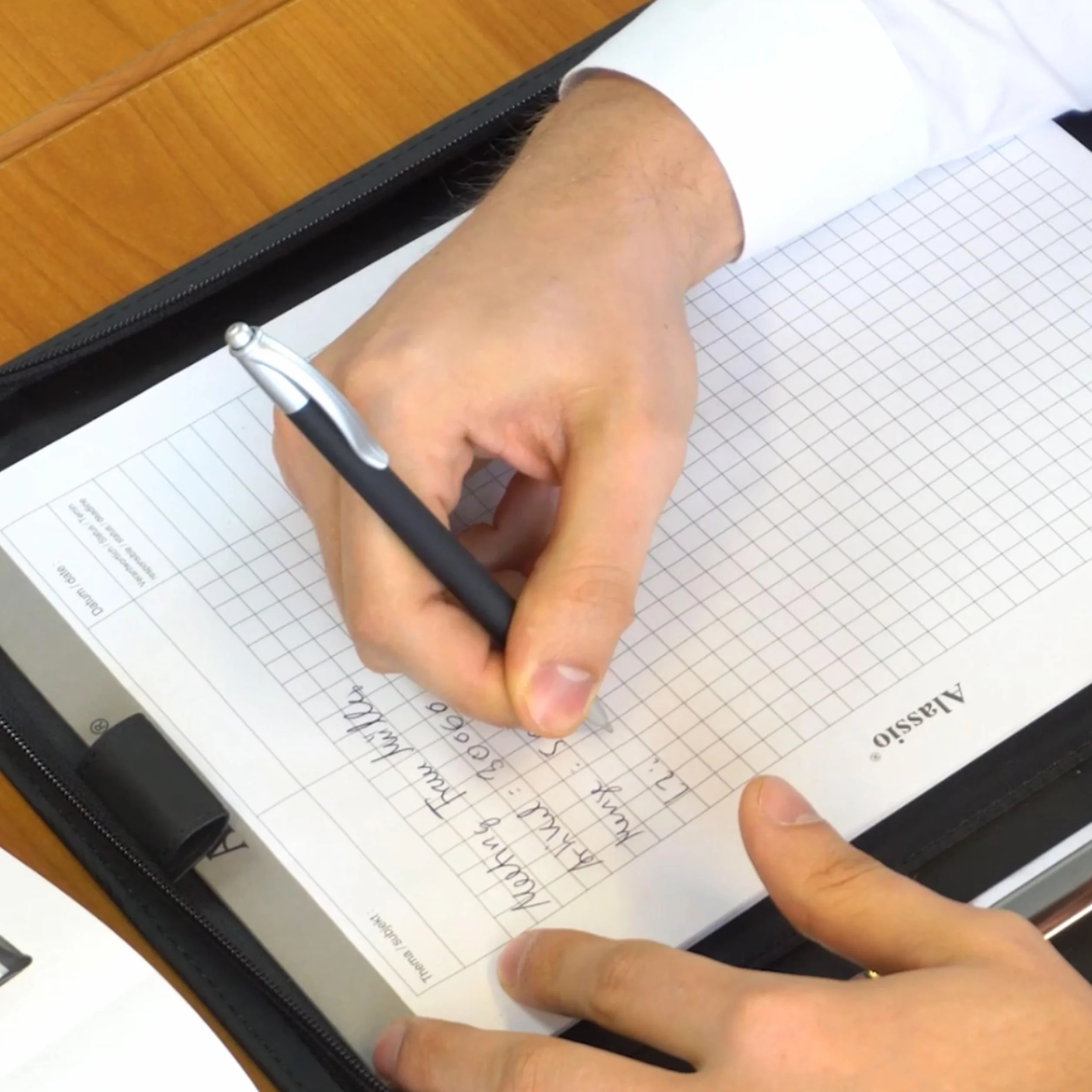 Segregator biurowy A4 z zamkiem błyskawicznym 4 pierścienie 30 mm czarny