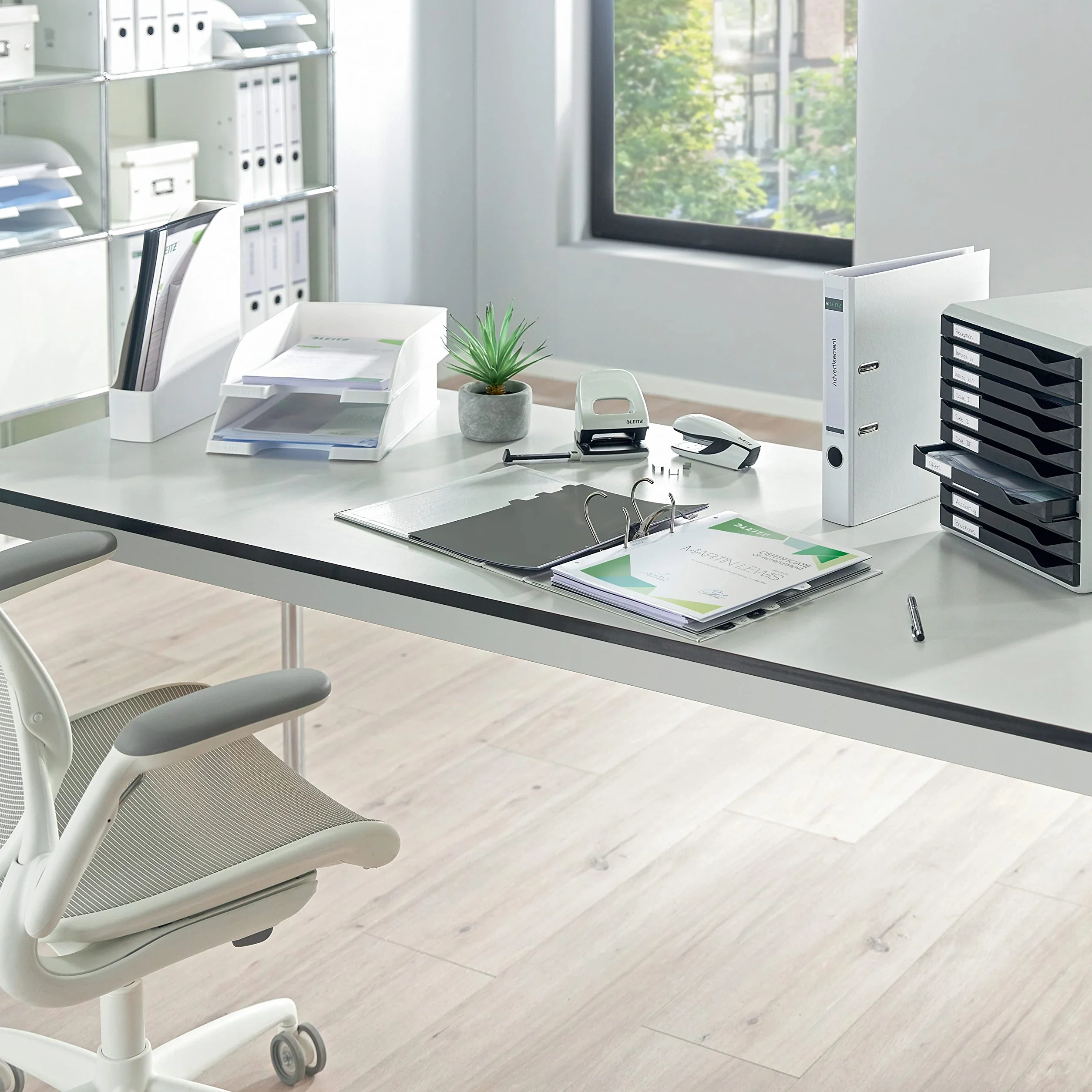 Leitz 52270001 Kosz na listy, format A4, 5 sztuk, w jakości premium, możliwość układania w stos jako organizer na biurko, możliwość łączenia z serią Plus, kolor biały