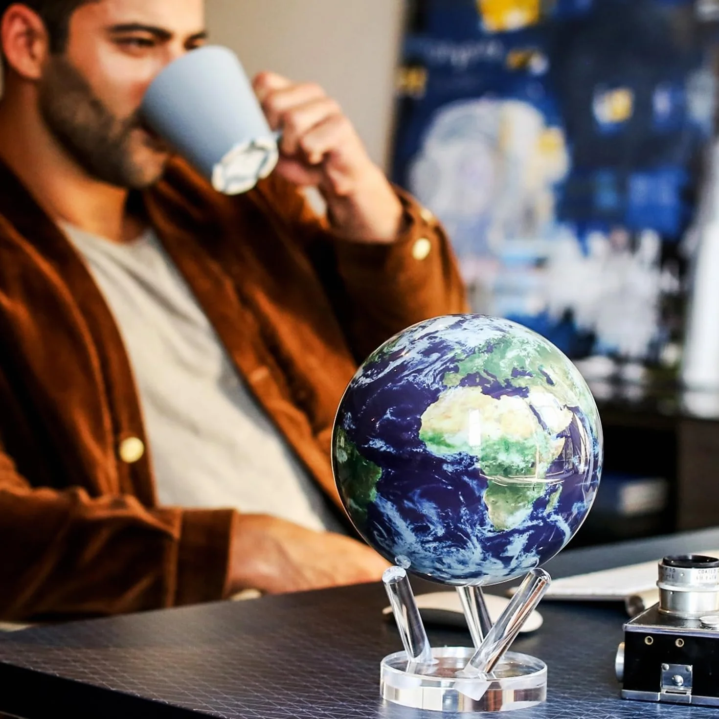 MOVA Globe Ziemia z chmurami Klasyczny (4,5") | Samonapędzający się globus zasilany światłem | Cicha praca bez baterii | Dekoracja biurka lub prezent