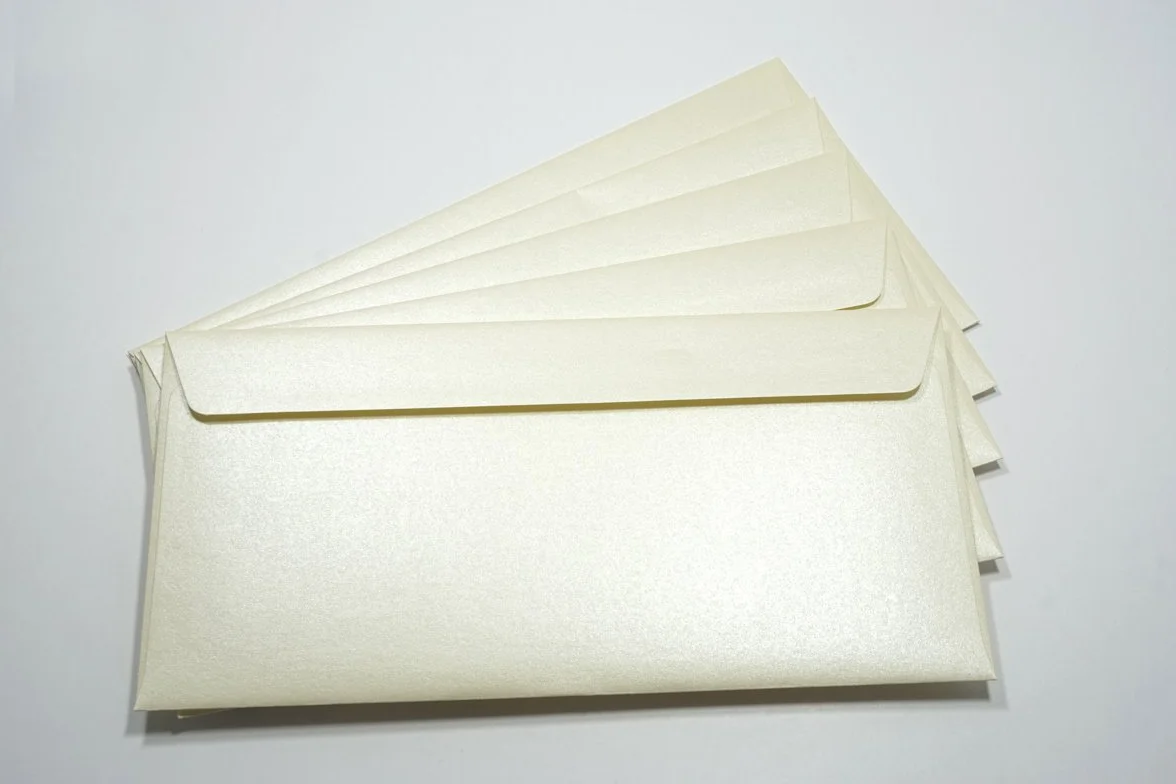 Netuno 100x długa perłowa koperta kremowa DL 110x220mm 120g Majestic Candelight Cream eleganckie dekoracyjne koperty na ślub urodziny chrzciny Boże Narodzenie zaproszenia kartki z życzeniami