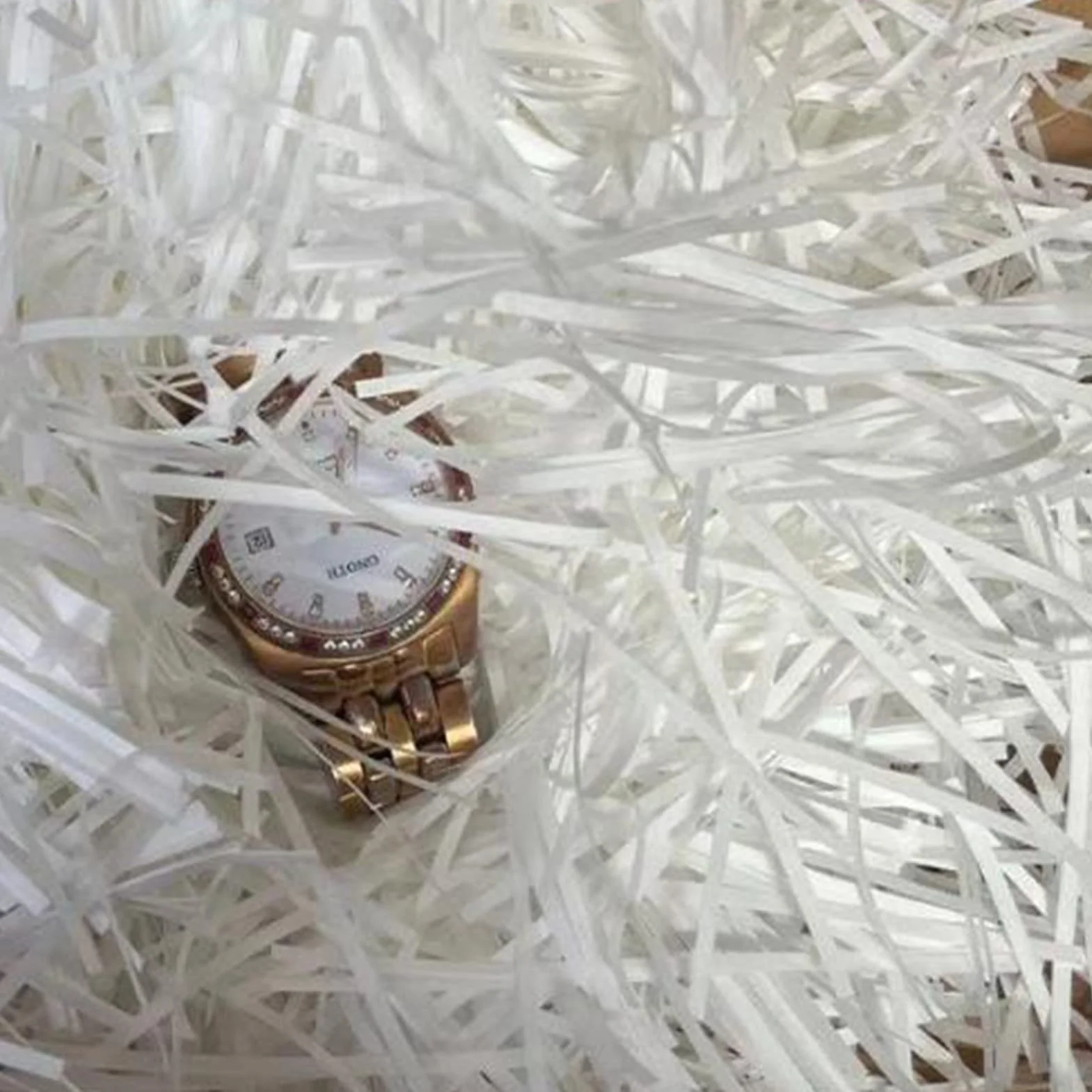 Raffia Hamper Shreds 100 g, rozdrobniony bibułka, wypełnienie prezentów, do majsterkowania, na imprezę, do napełniania i pakowania prezentów, do dekoracji pudełek prezentowych, kolor biały